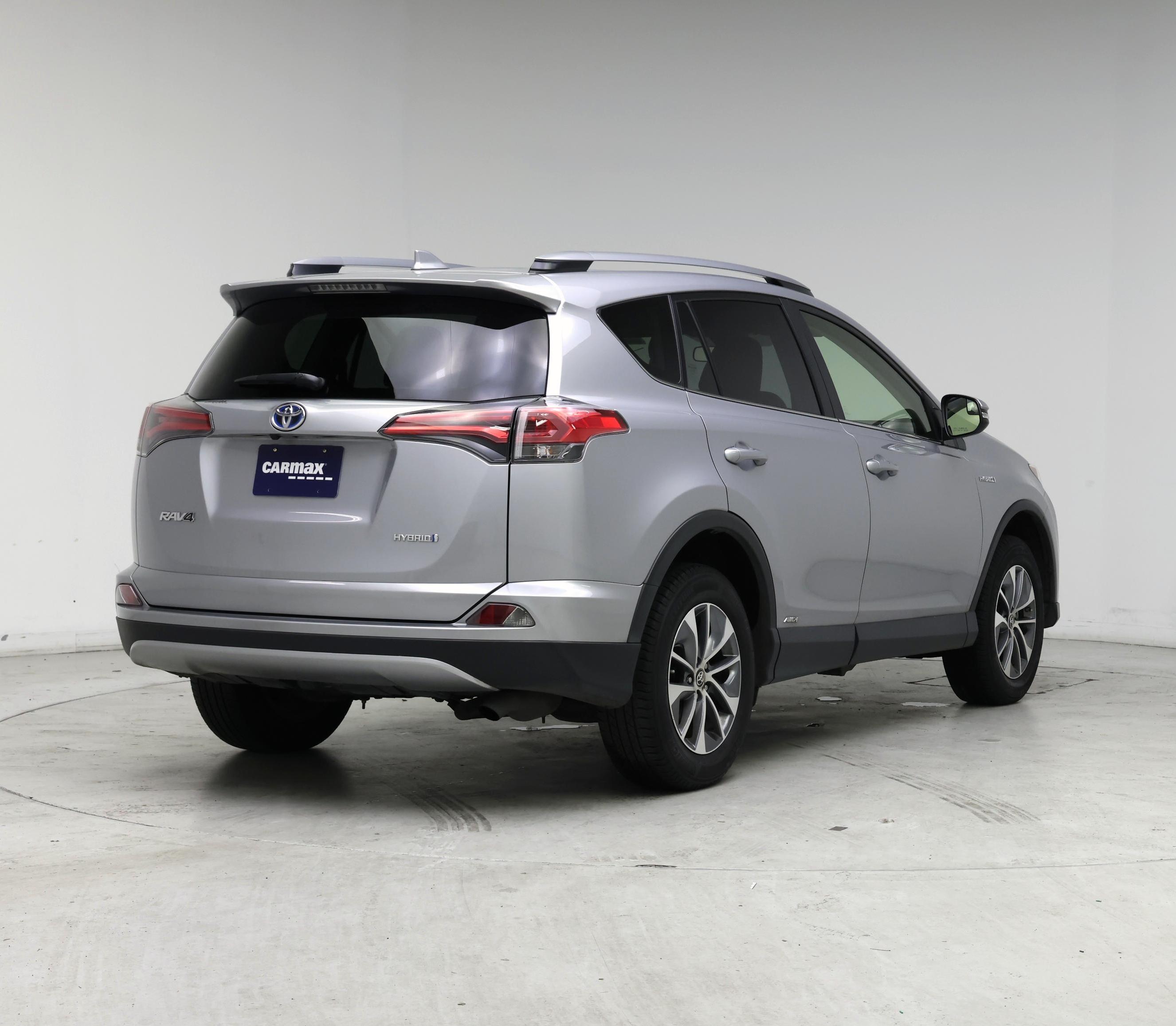 Thumbnail: 2018 Toyota RAV4 - 8