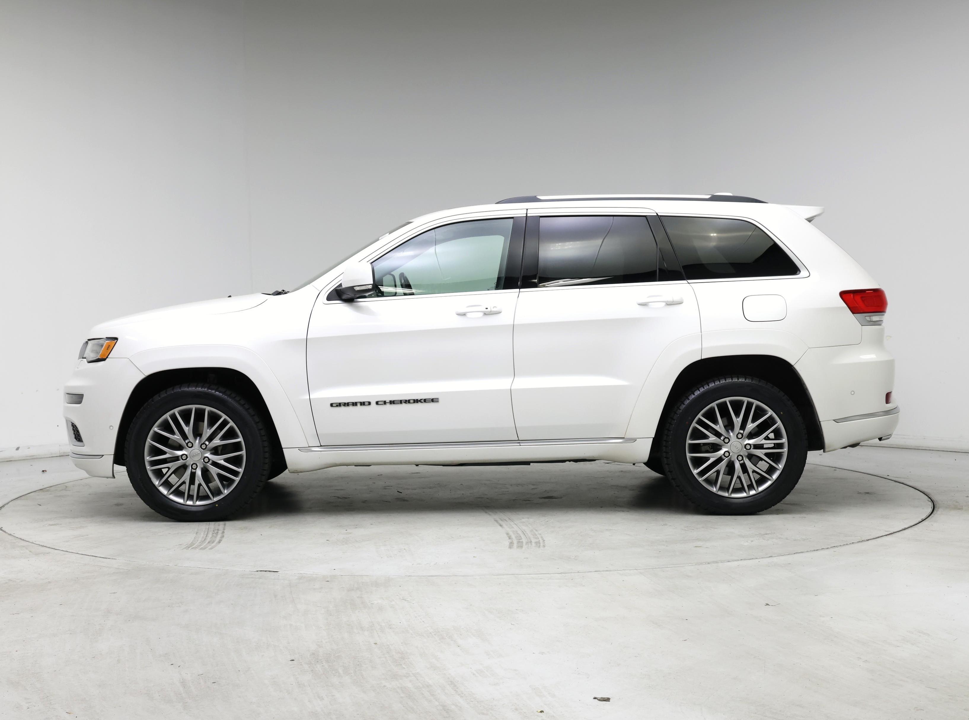 Thumbnail: 2017 Jeep Grand Cherokee - 3