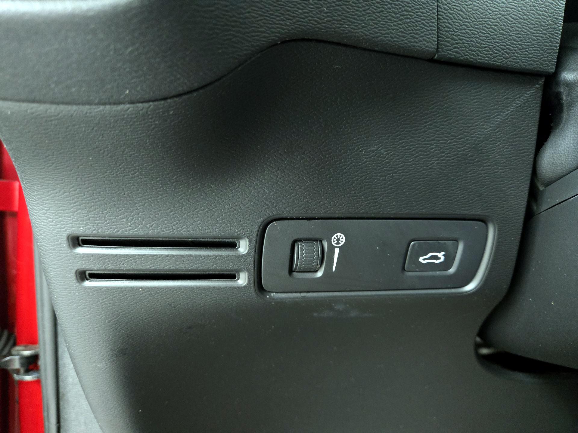 Thumbnail: 2019 Volvo XC40 - 13