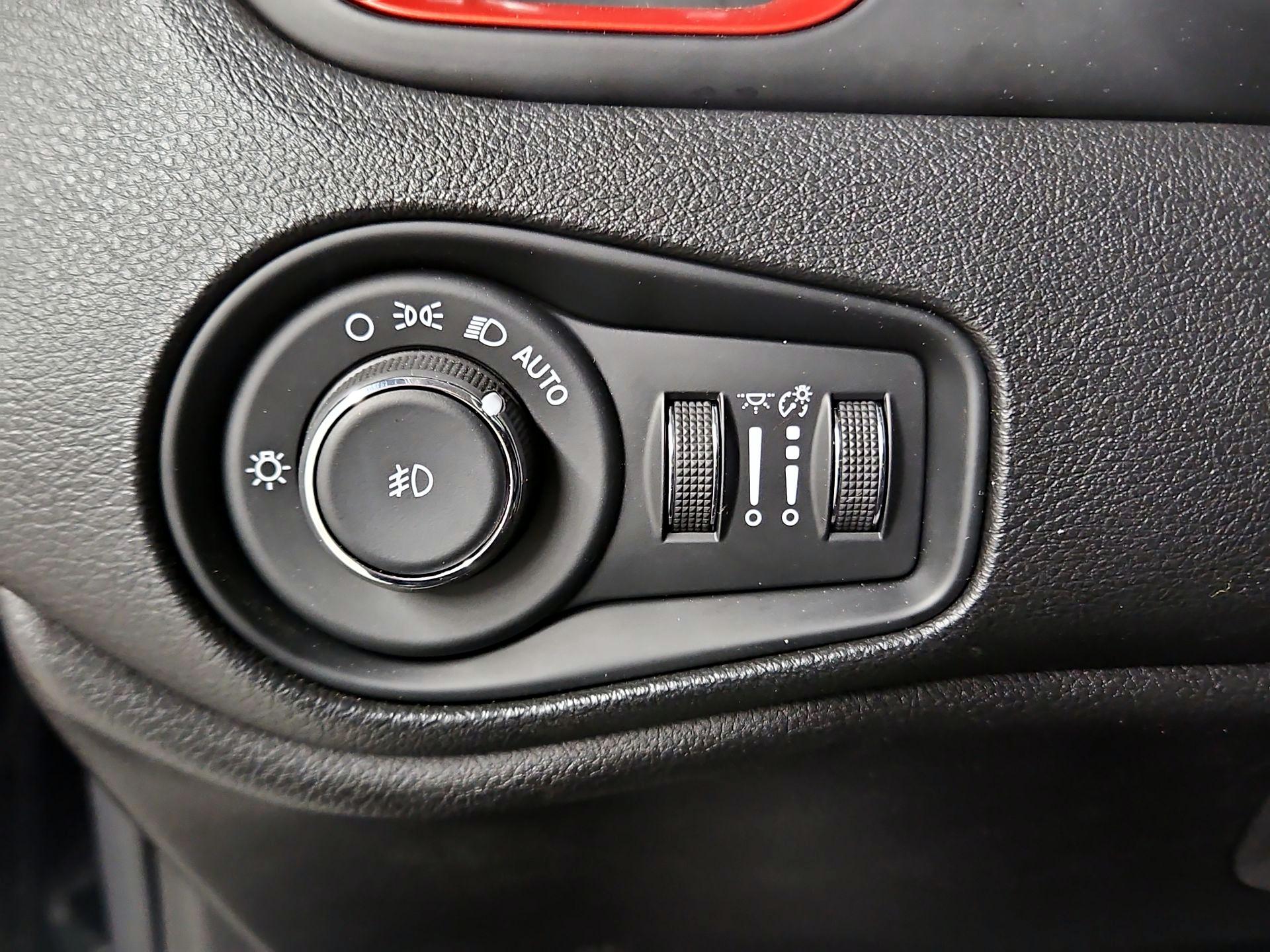 Thumbnail: 2017 Jeep Renegade - 13