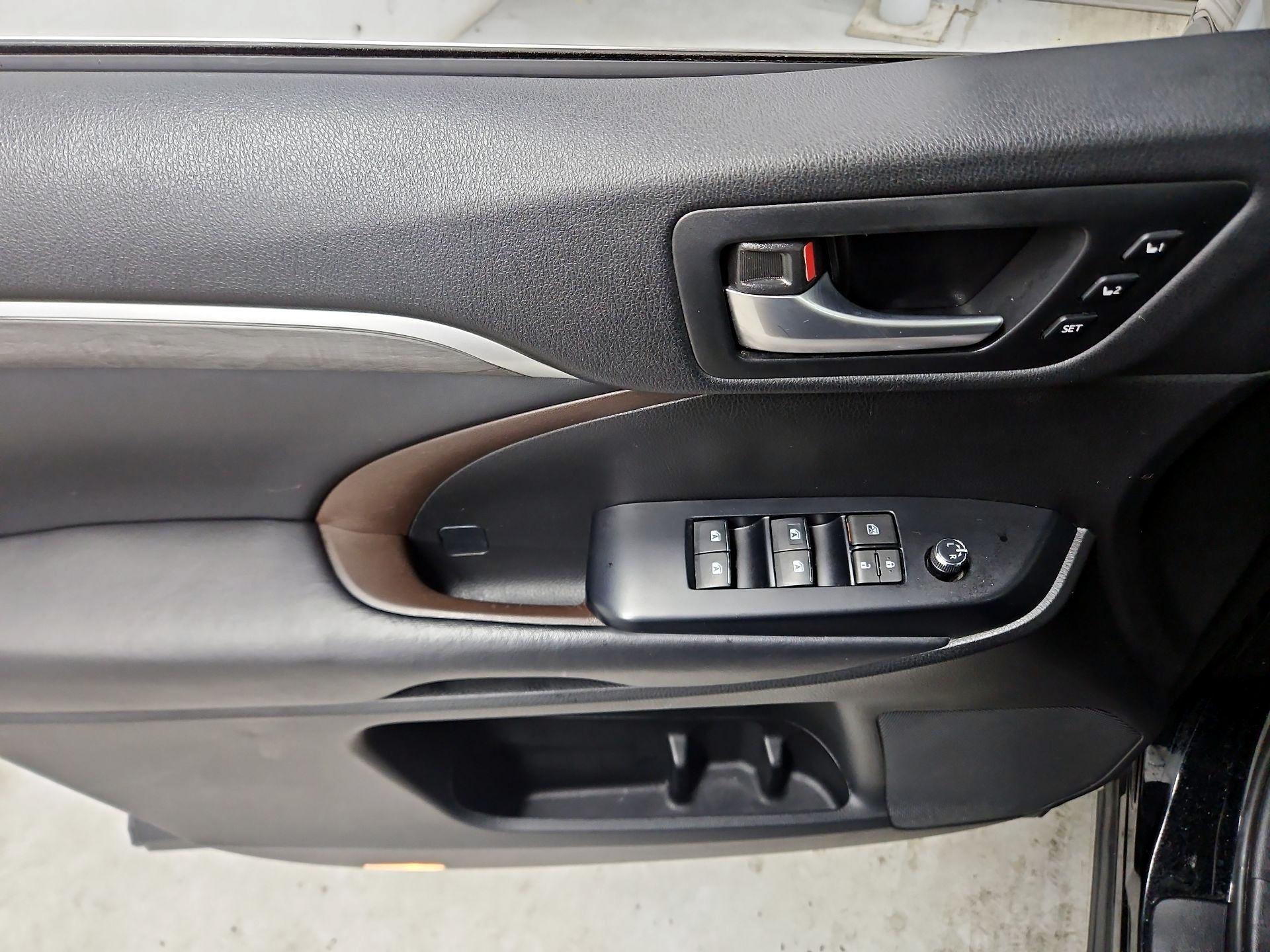 Thumbnail: 2018 Toyota Highlander - 12