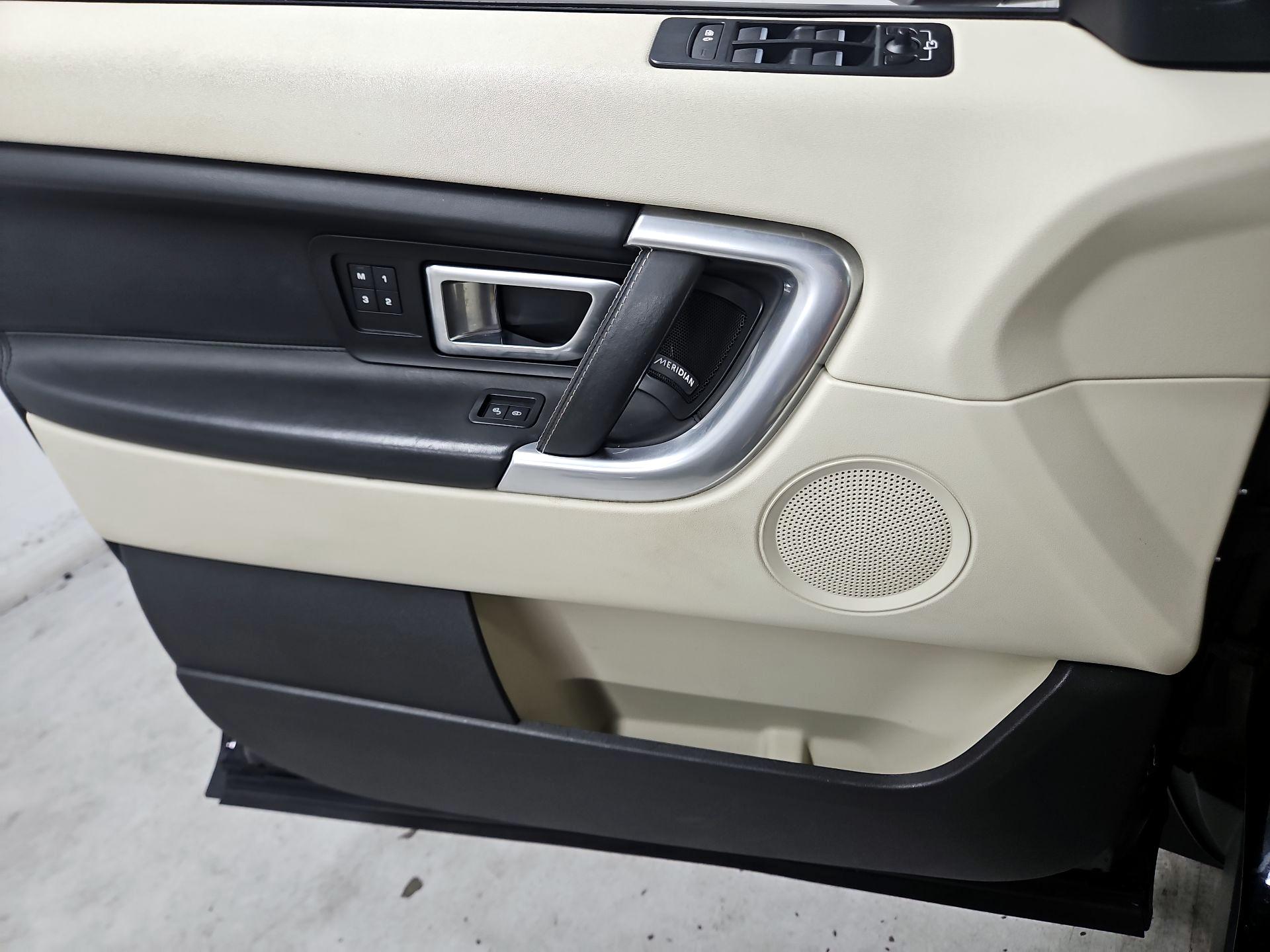 Thumbnail: 2017 Land Rover Discovery Sport - 12