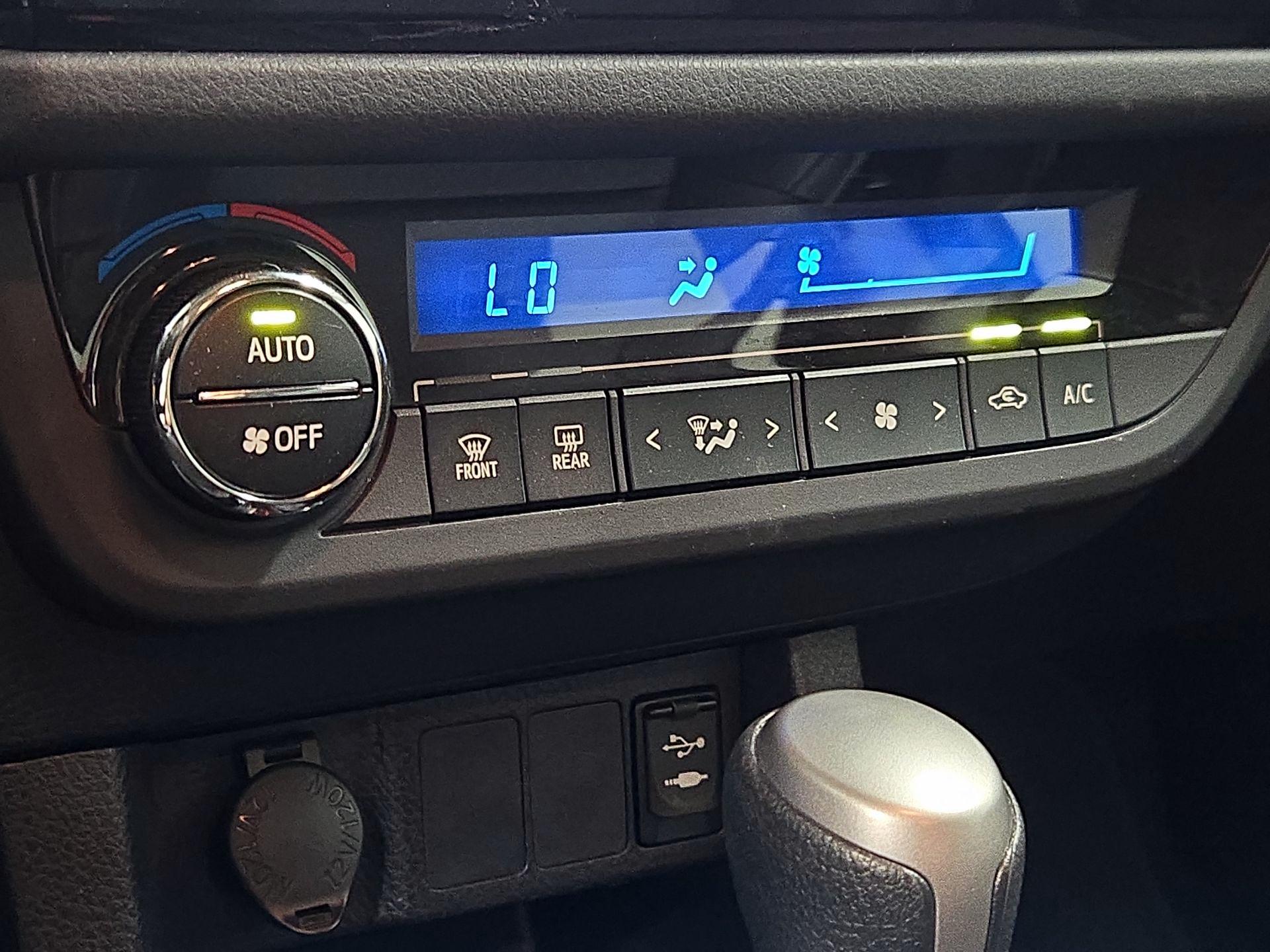 Thumbnail: 2015 Toyota Corolla - 16