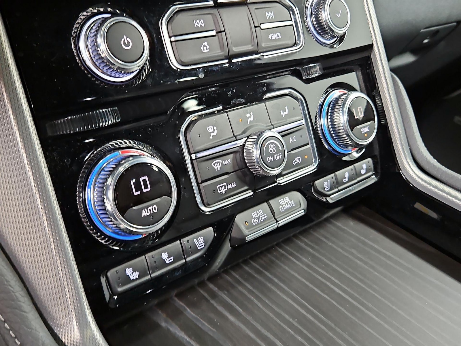 2021 GMC Yukon Denali - Photo 18