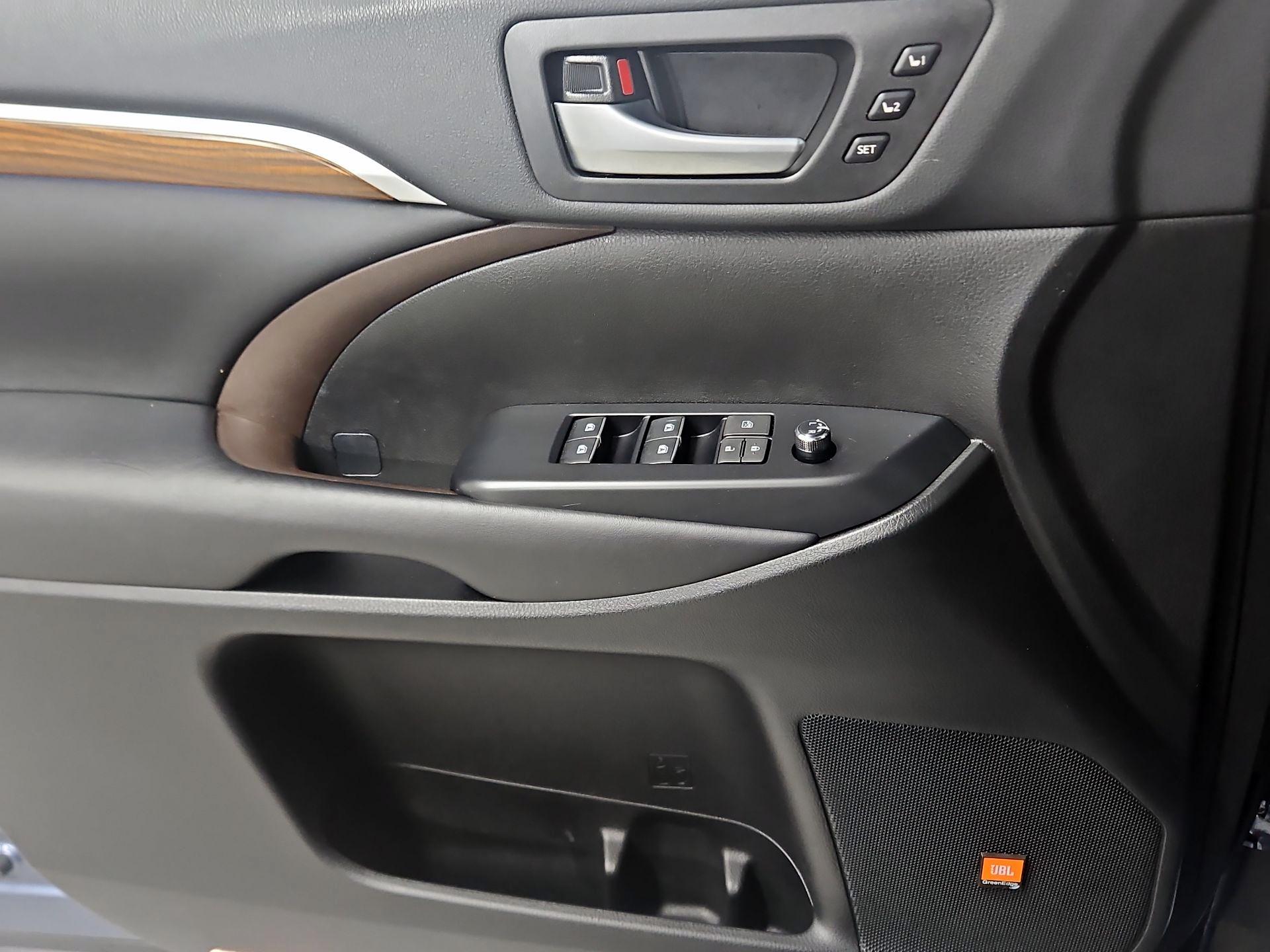Thumbnail: 2019 Toyota Highlander - 12