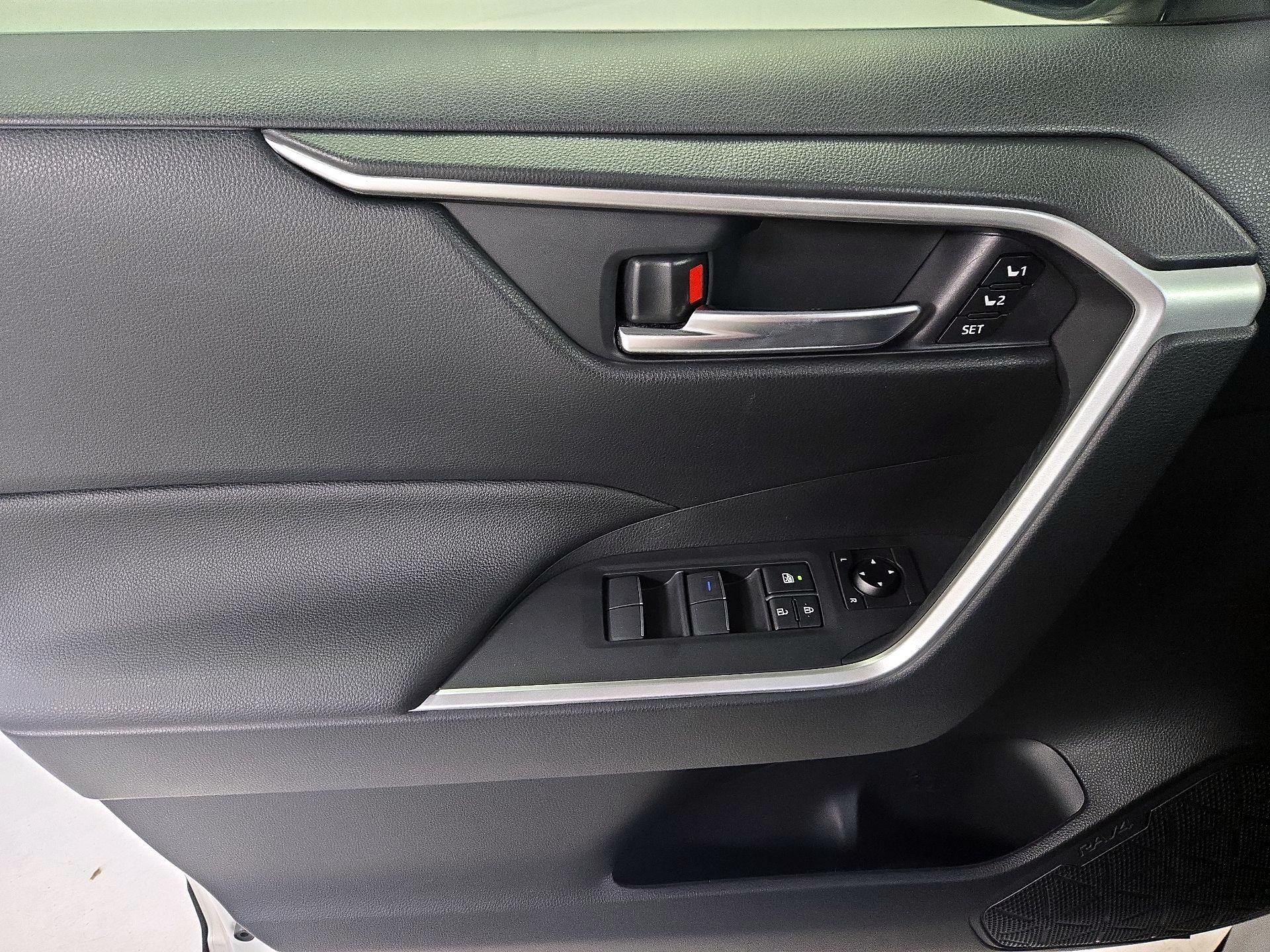 Thumbnail: 2019 Toyota RAV4 - 12