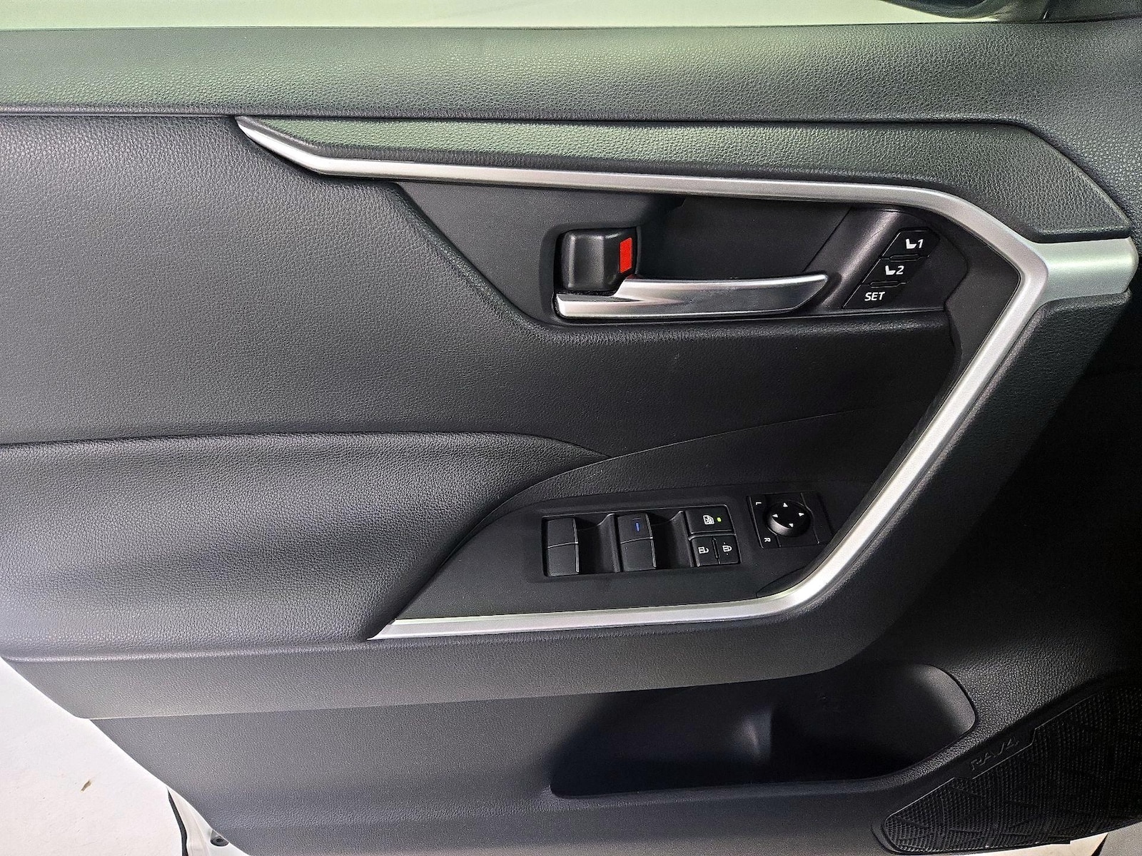 2019 Toyota RAV4 XLE Premium - Photo 13
