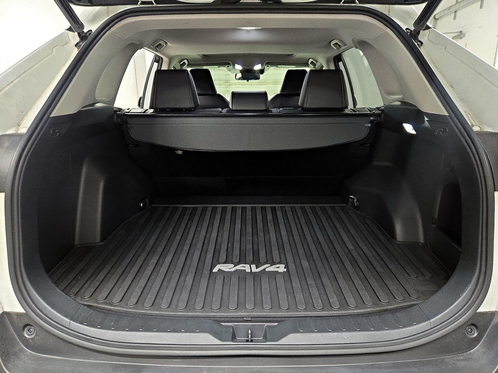 2019 Toyota RAV4 XLE Premium - Photo 22