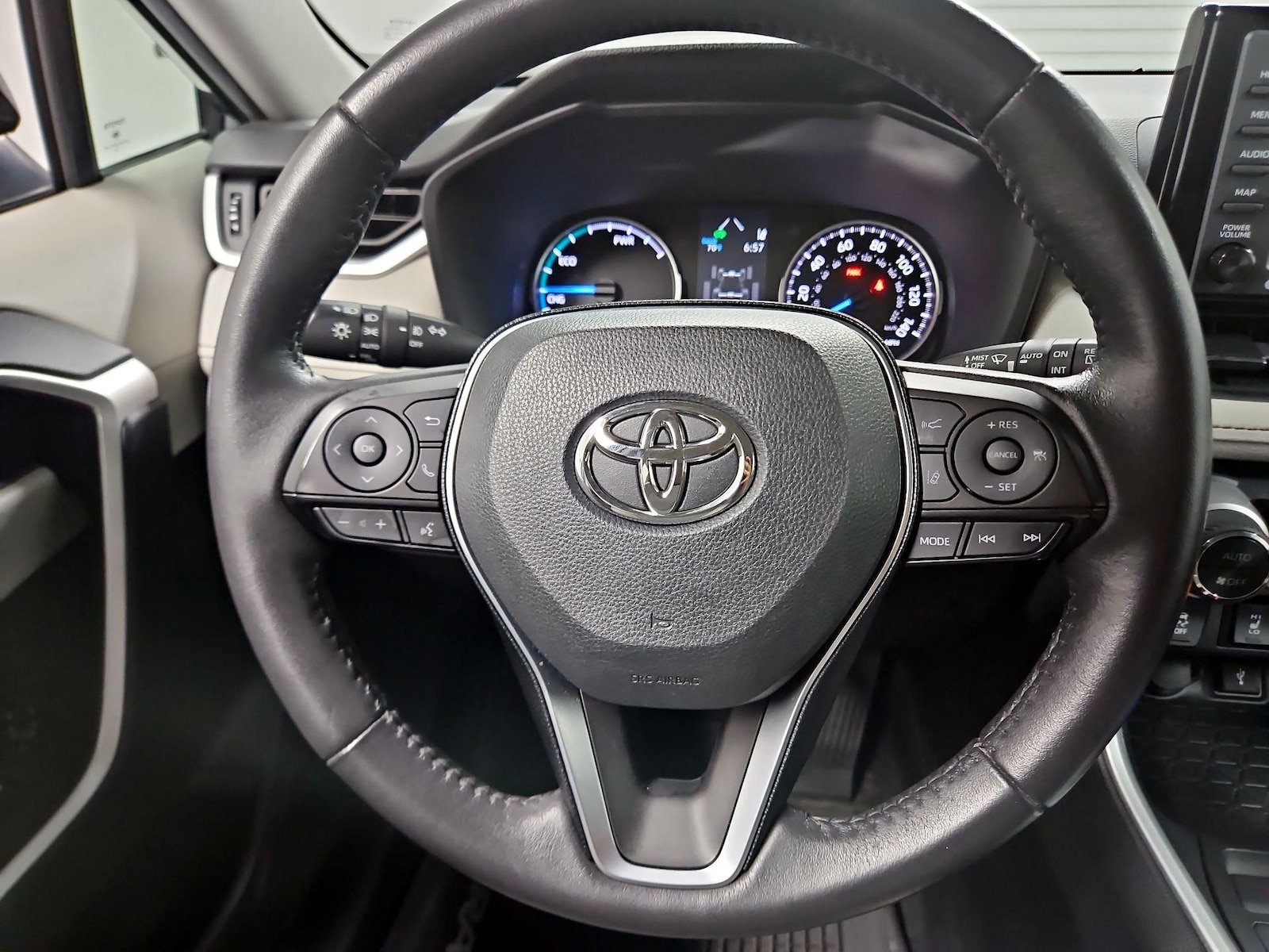 2020 Toyota RAV4 XLE - Photo 11