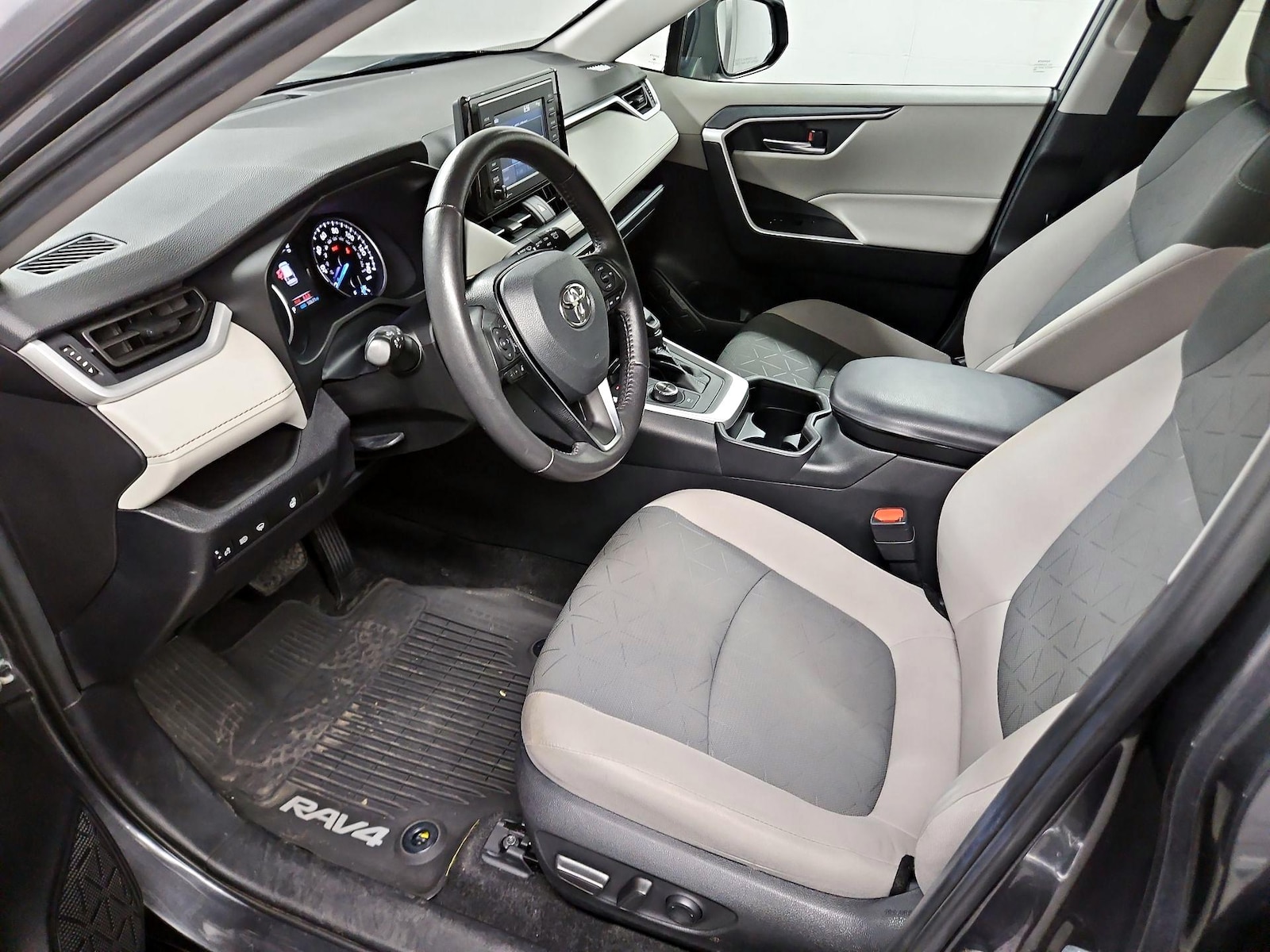2020 Toyota RAV4 XLE - Photo 12