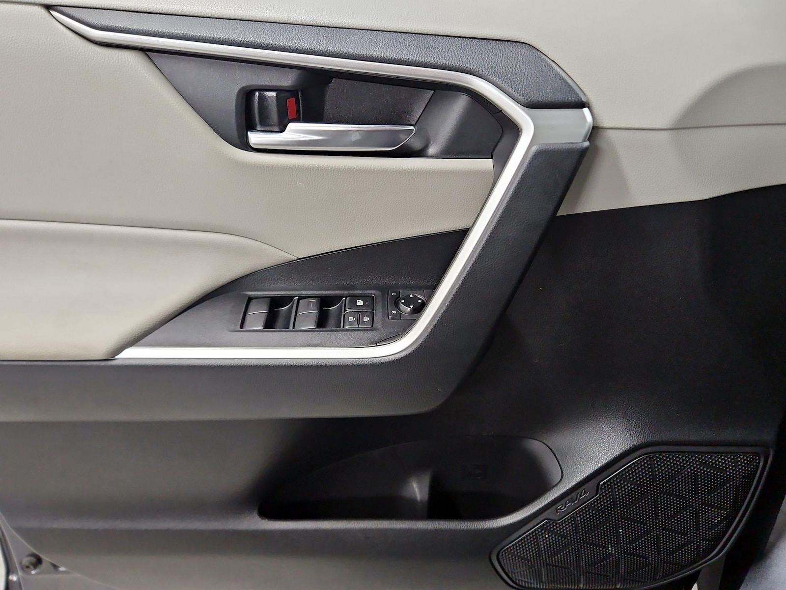 2020 Toyota RAV4 XLE - Photo 13