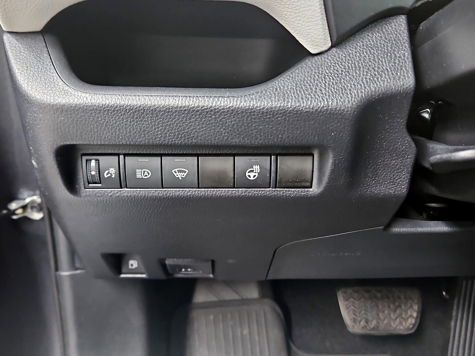 2020 Toyota RAV4 XLE - Photo 14