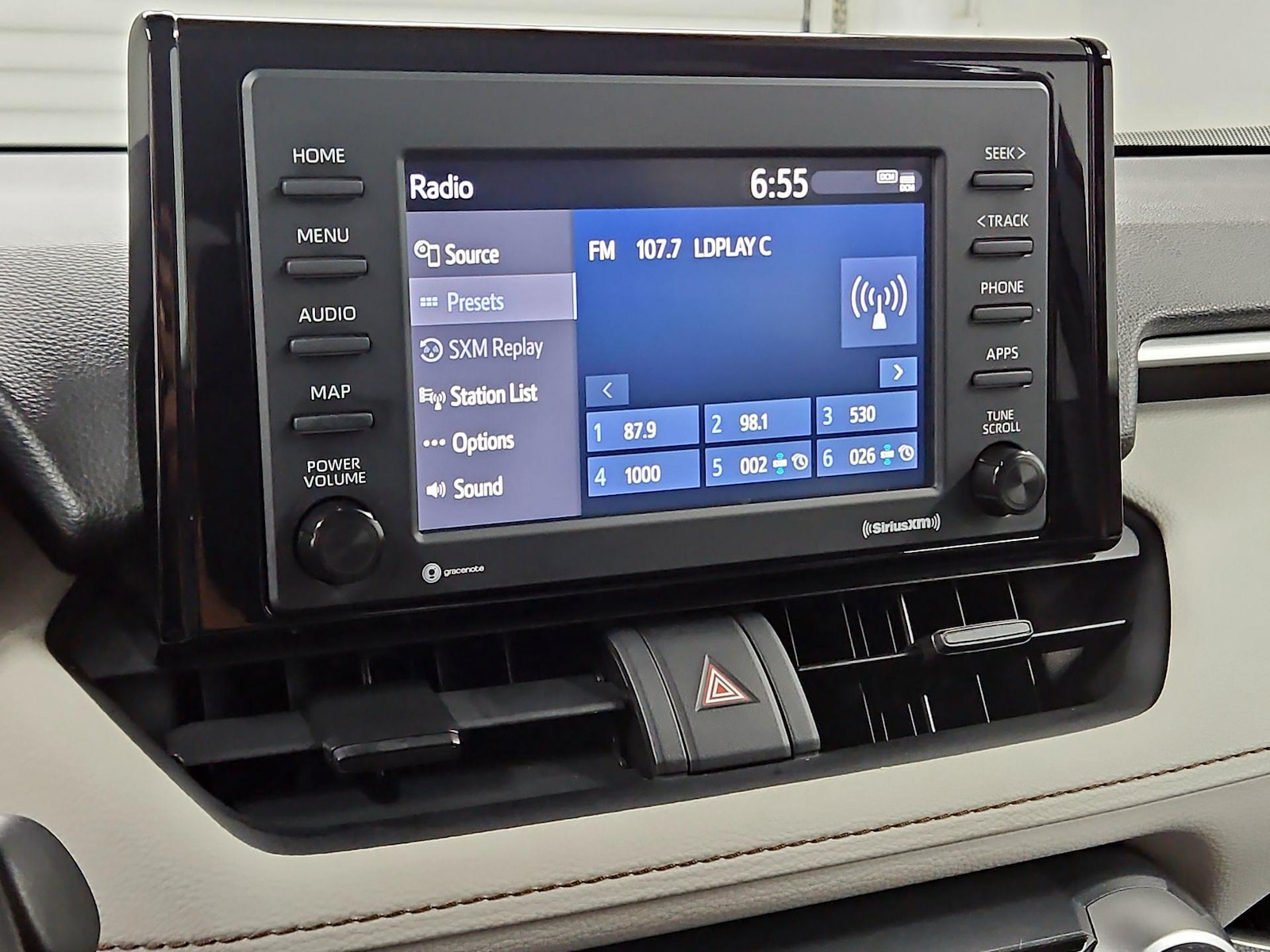 2020 Toyota RAV4 XLE - Photo 16