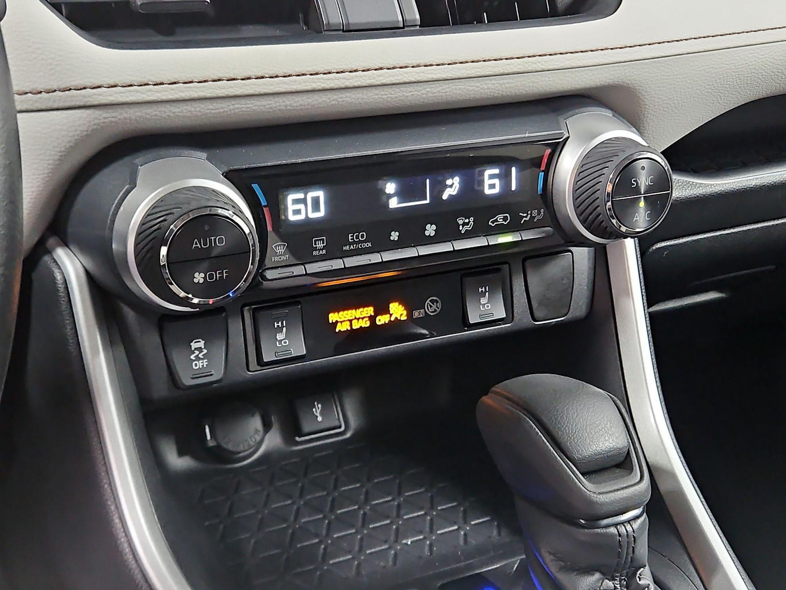 2020 Toyota RAV4 XLE - Photo 17