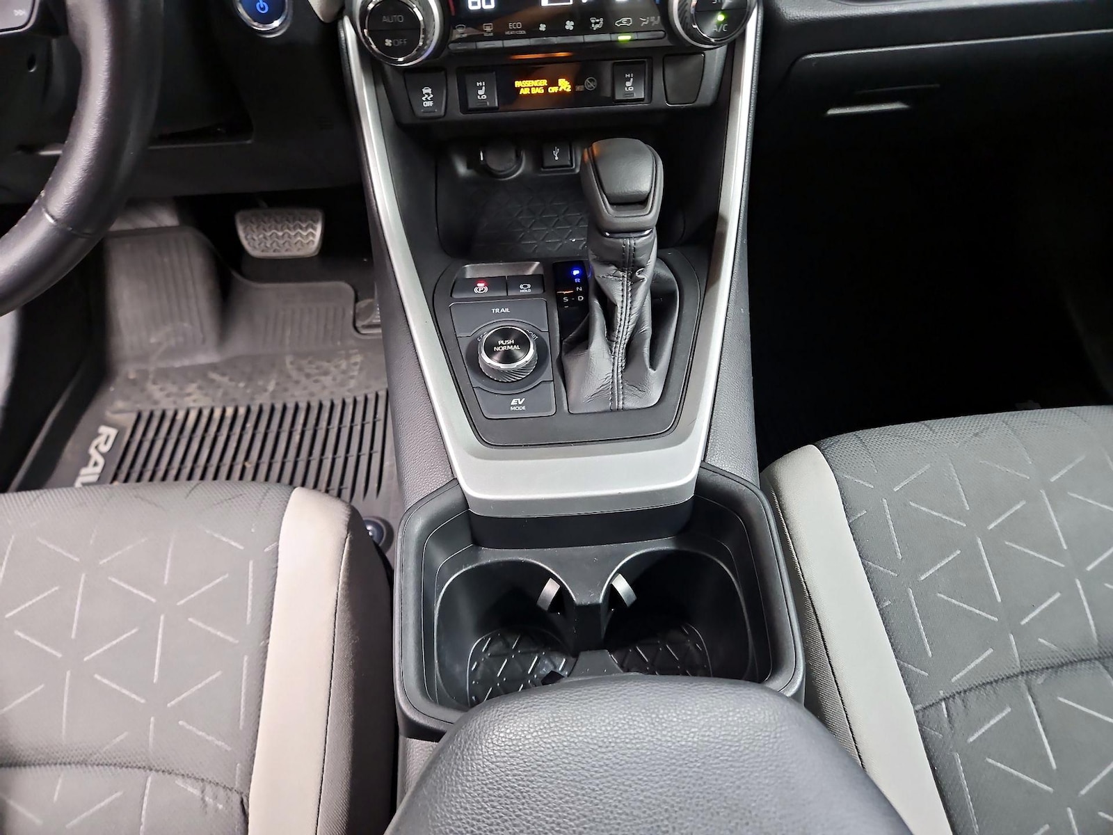 2020 Toyota RAV4 XLE - Photo 18