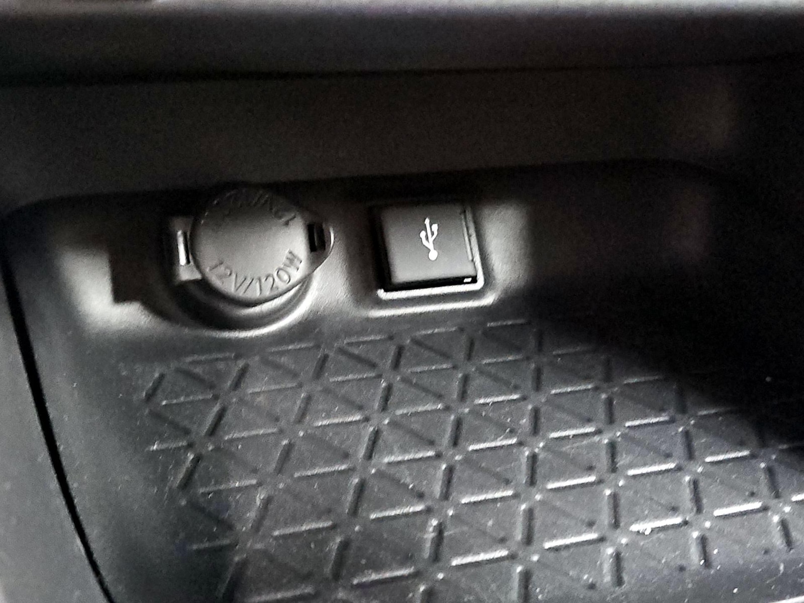 2020 Toyota RAV4 XLE - Photo 19