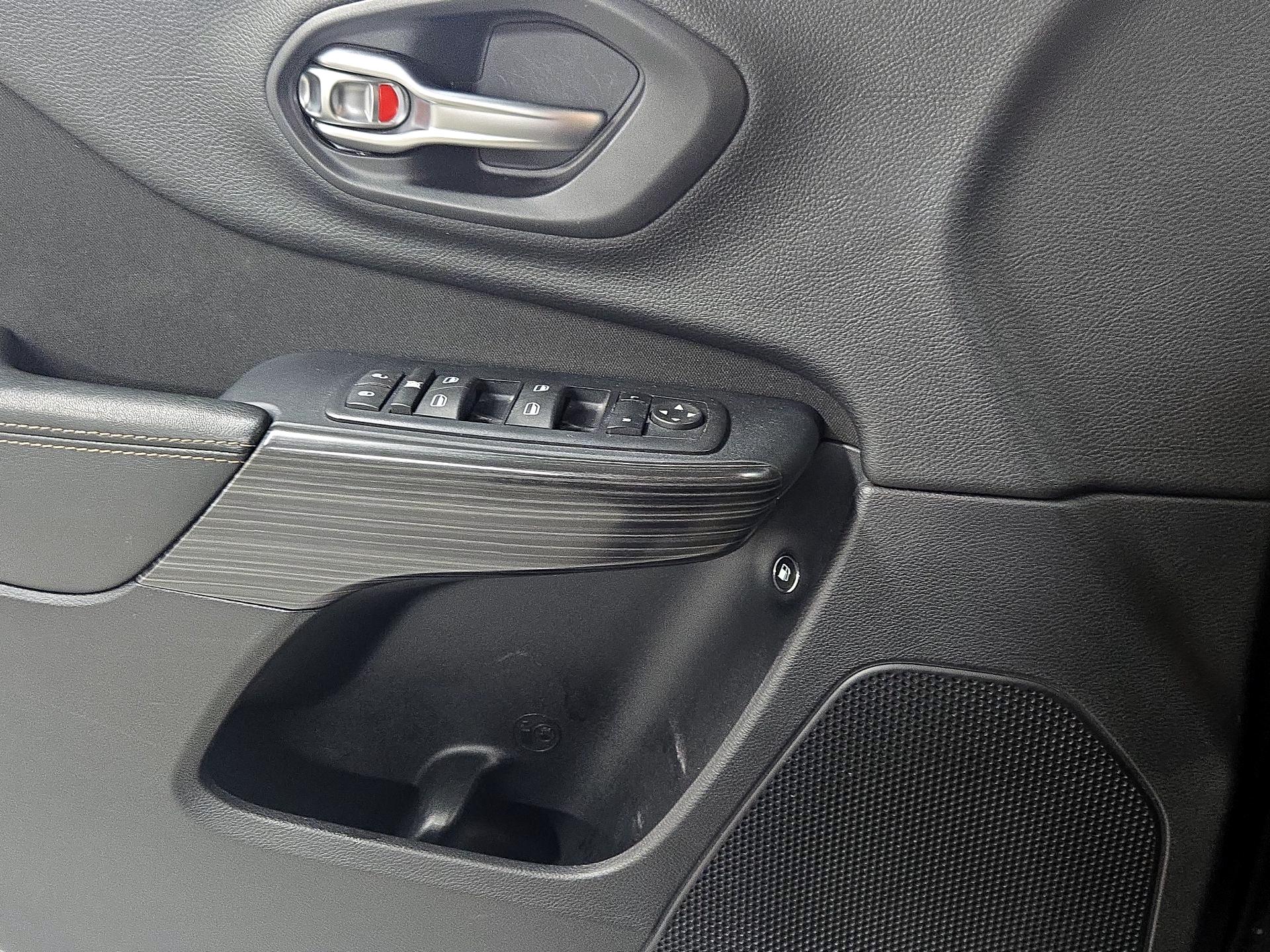 Thumbnail: 2016 Jeep Cherokee - 12