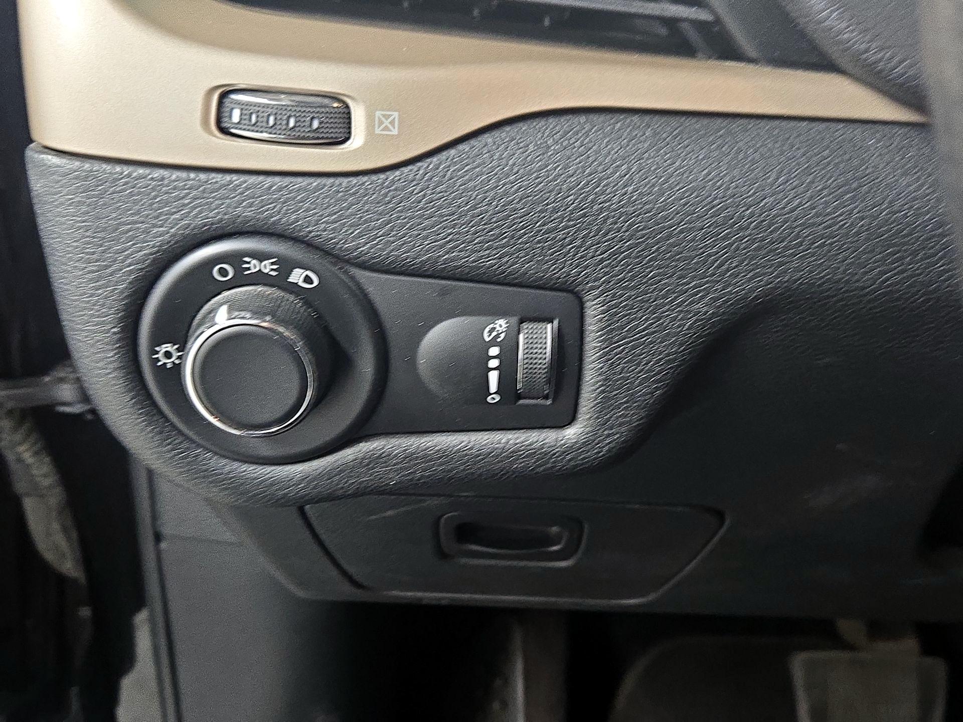 Thumbnail: 2016 Jeep Cherokee - 13
