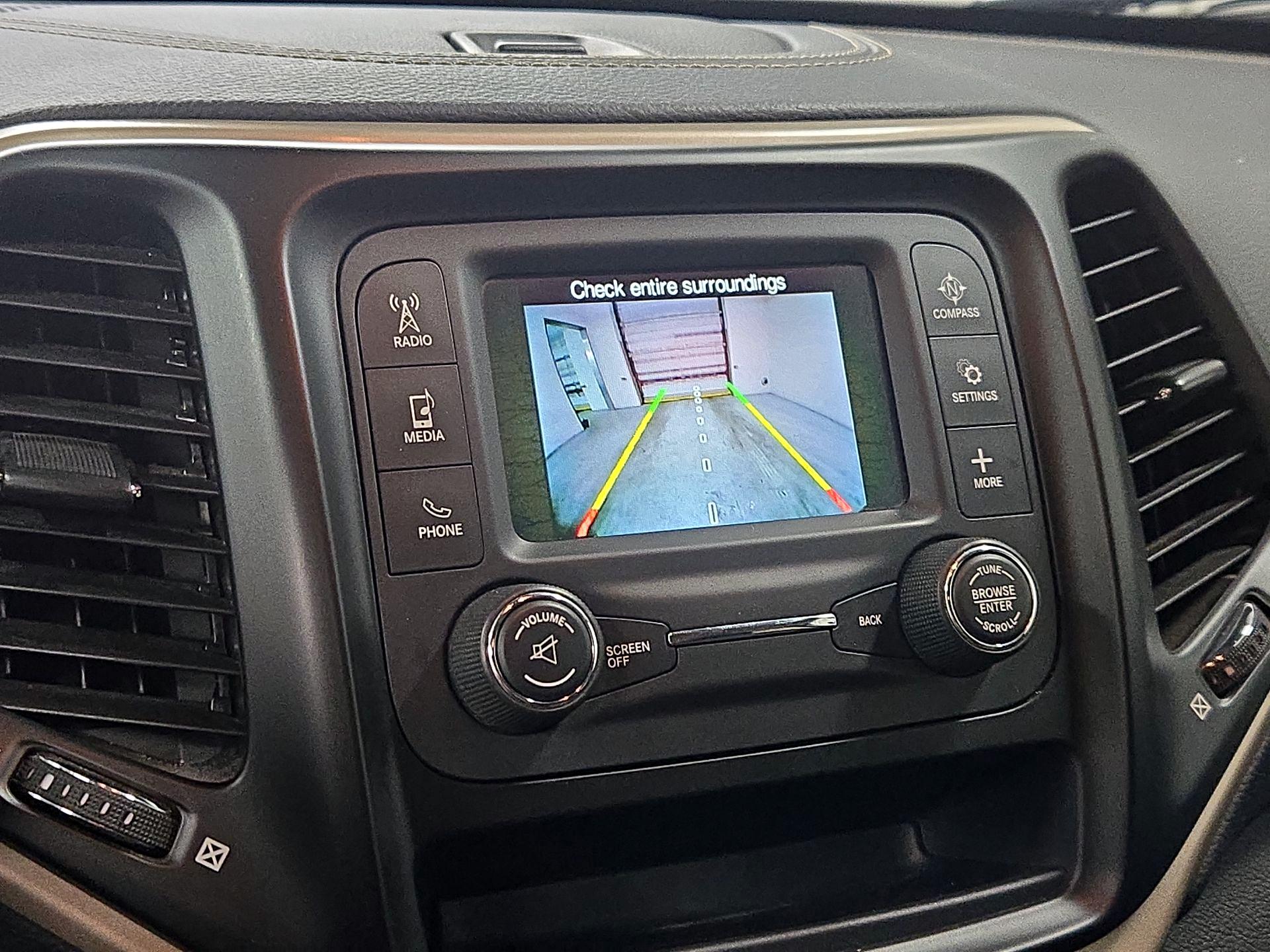 Thumbnail: 2016 Jeep Cherokee - 14