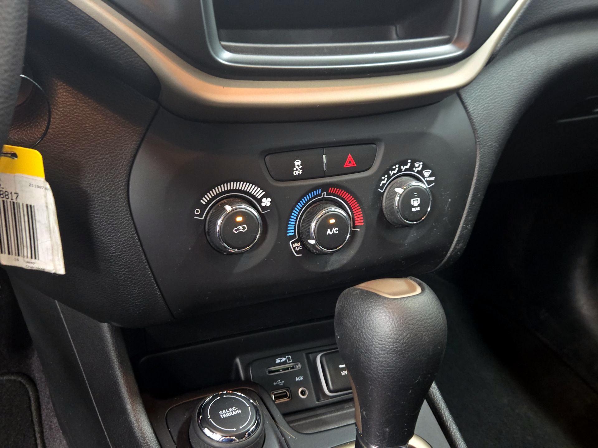 Thumbnail: 2016 Jeep Cherokee - 16