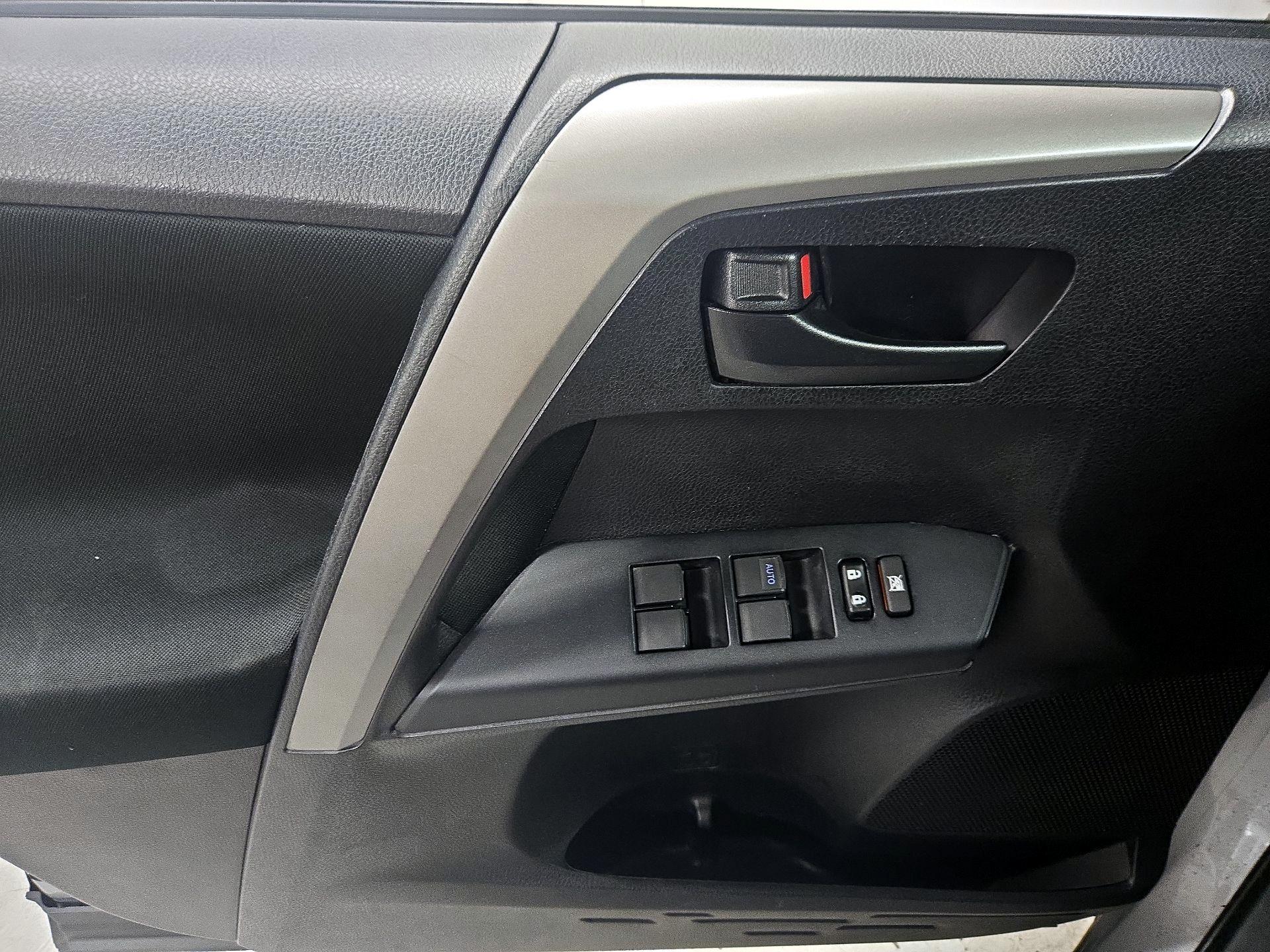 Thumbnail: 2016 Toyota RAV4 - 12