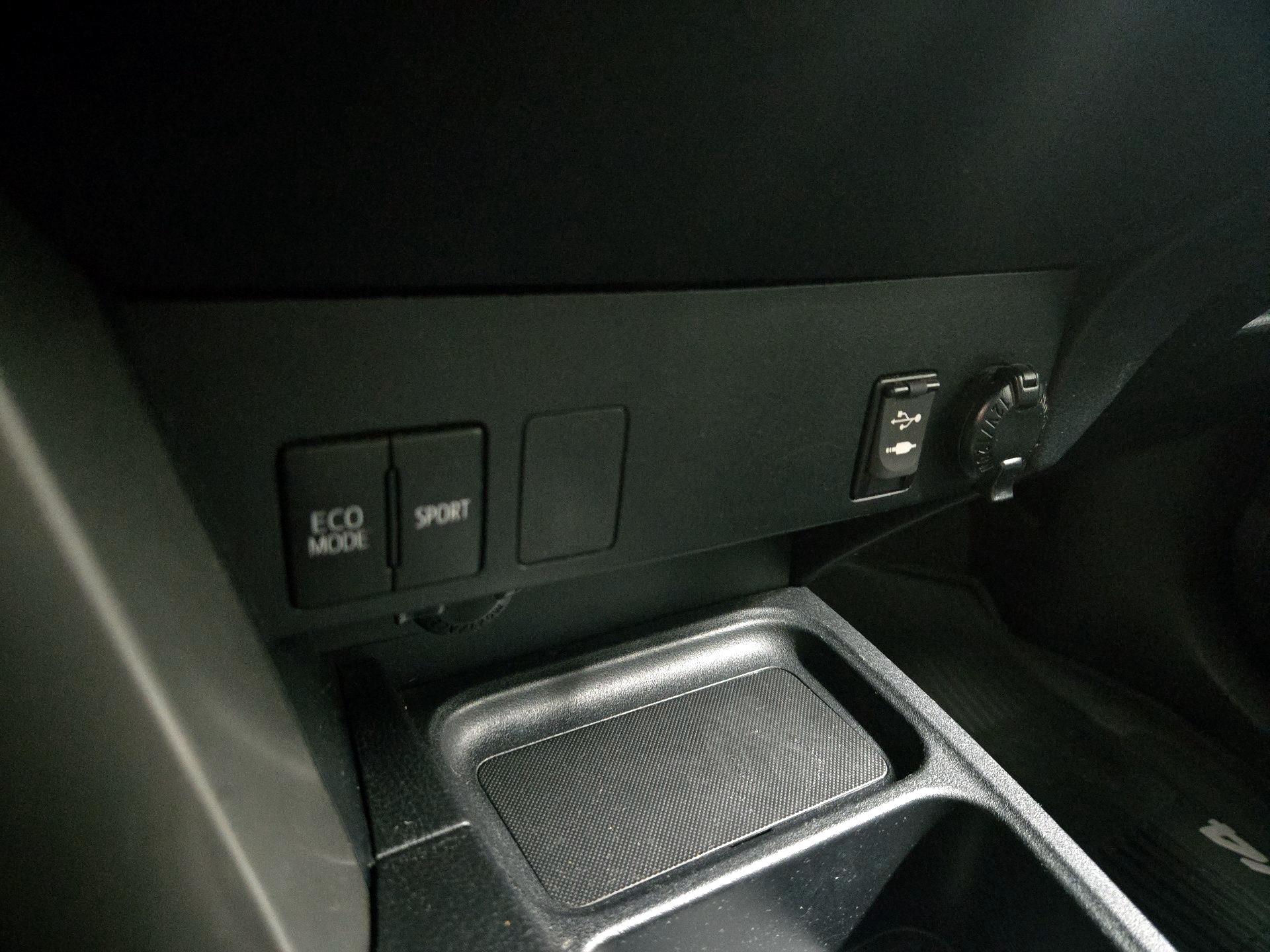 Thumbnail: 2016 Toyota RAV4 - 18