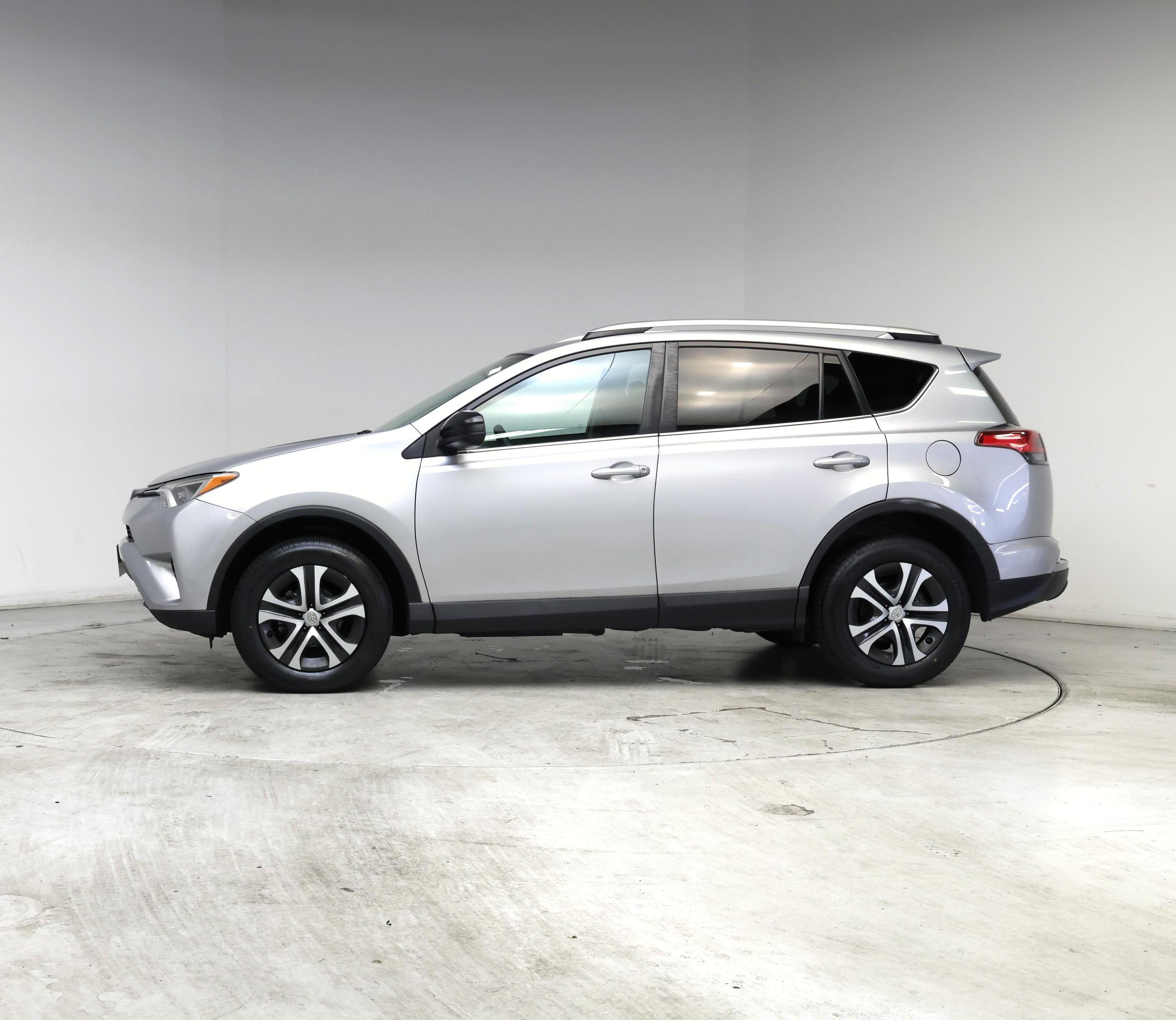 Thumbnail: 2016 Toyota RAV4 - 3