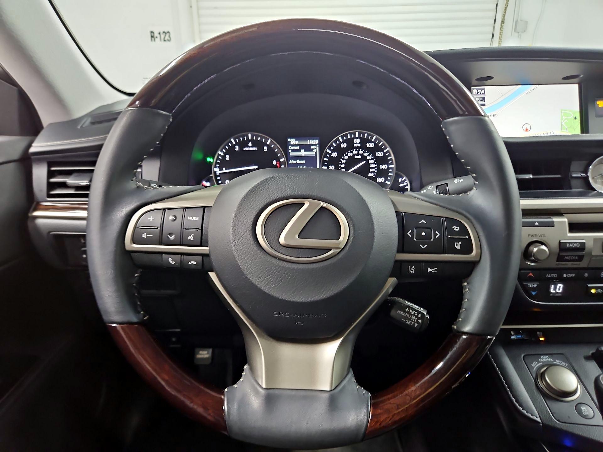 Thumbnail: 2018 Lexus ES - 10
