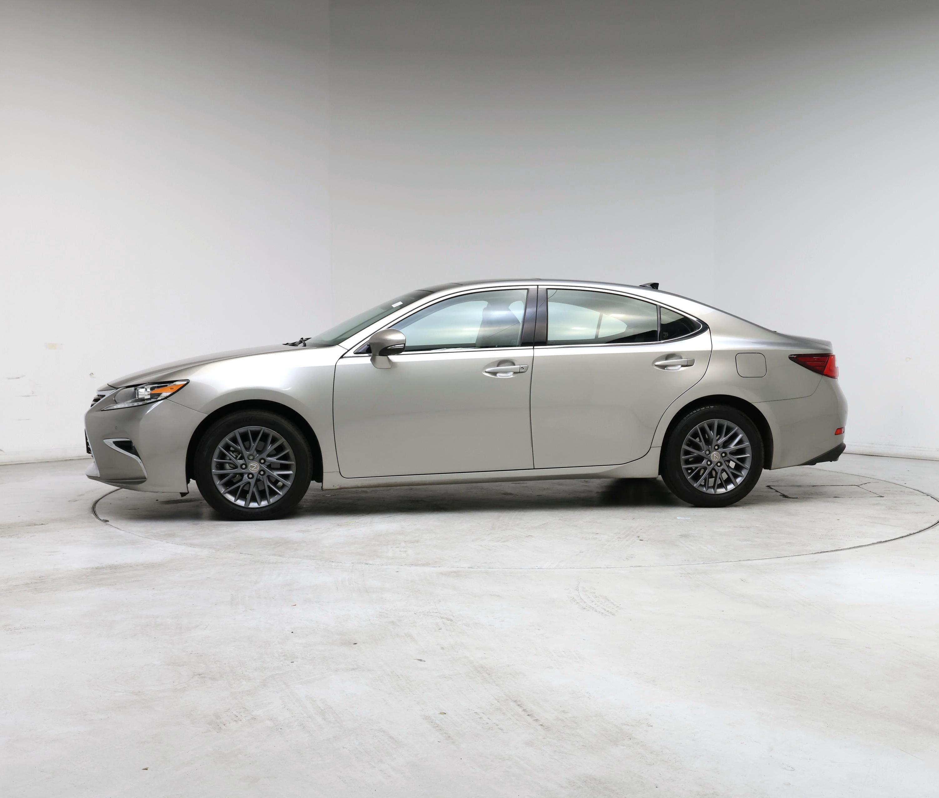 Thumbnail: 2018 Lexus ES - 3
