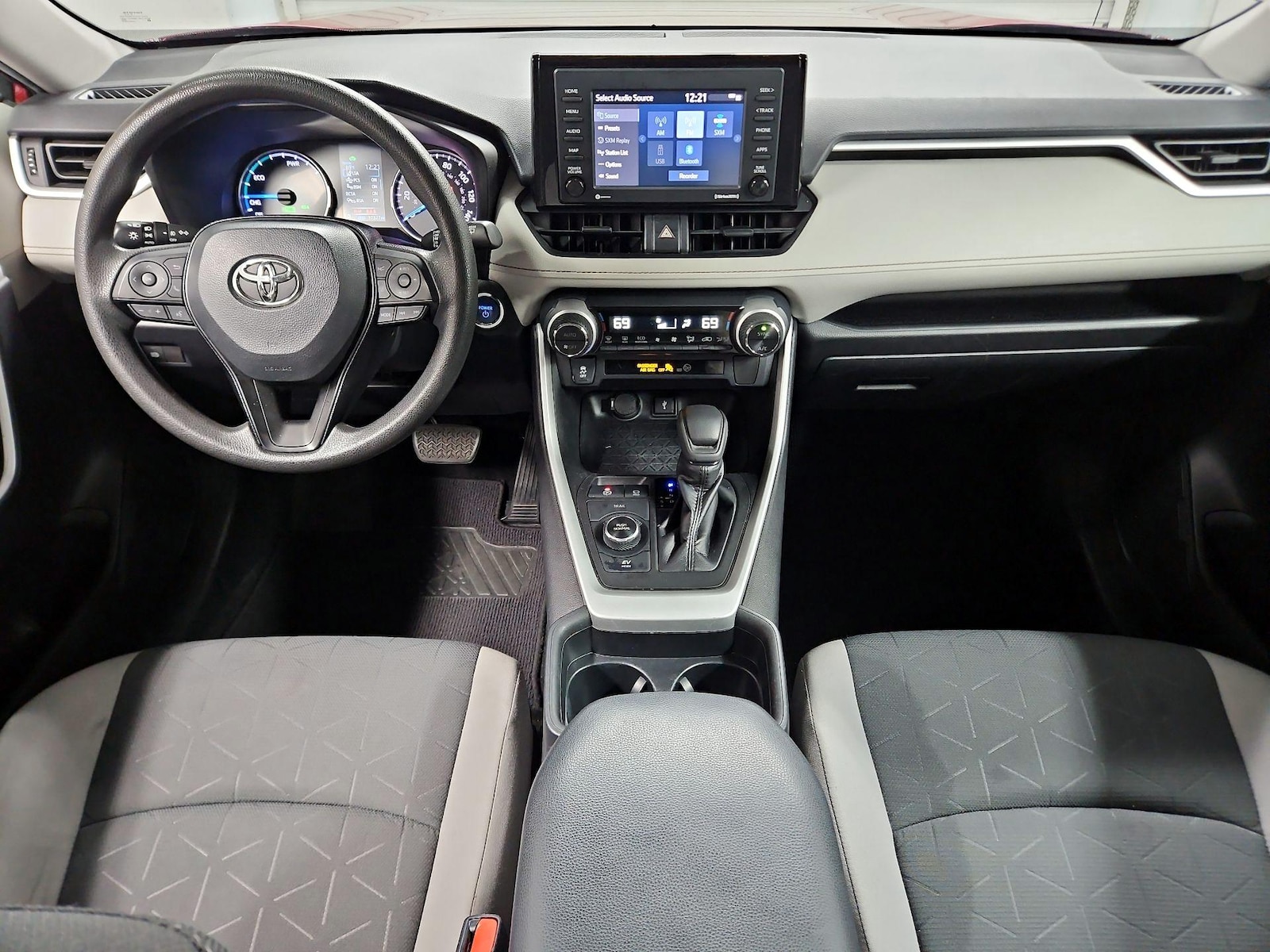 2020 Toyota RAV4 XLE - Photo 10