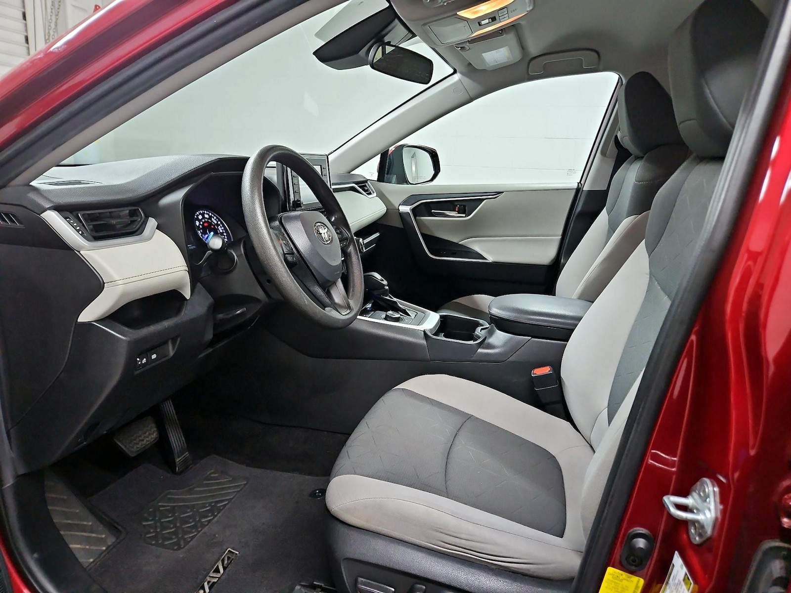 2020 Toyota RAV4 XLE - Photo 12