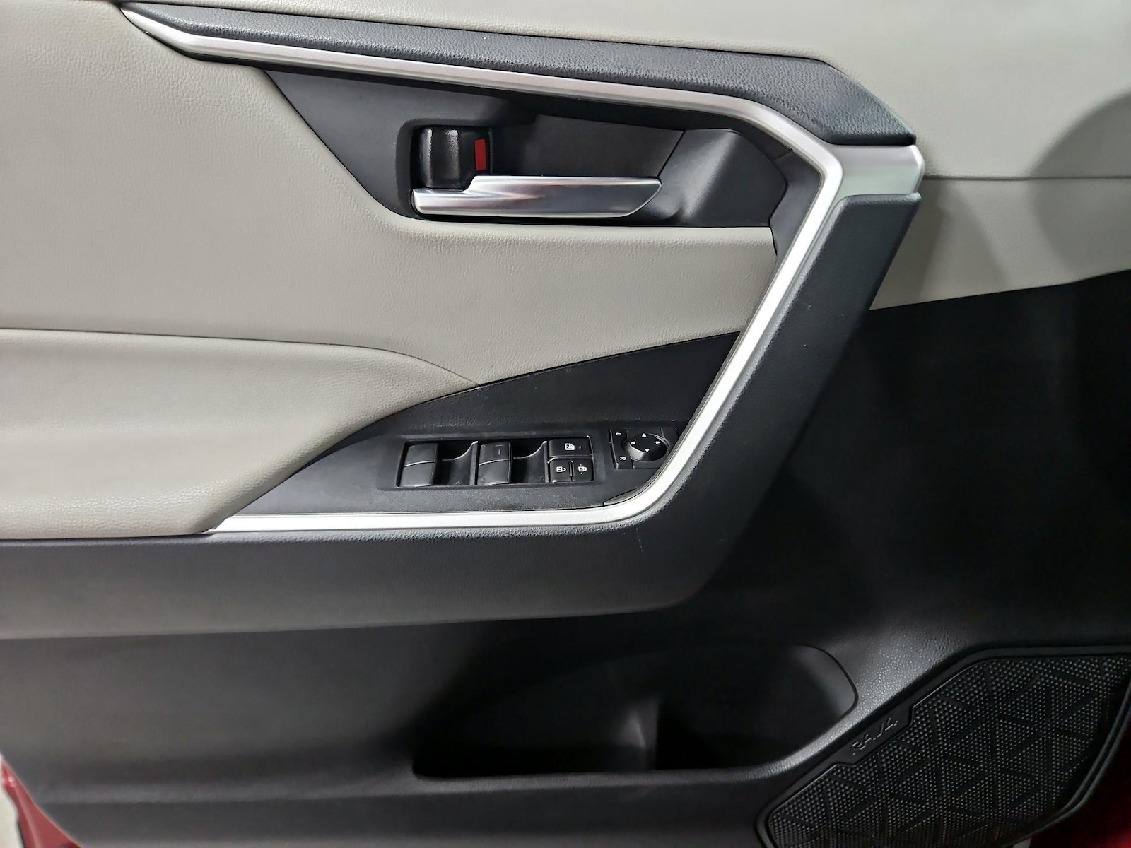 2020 Toyota RAV4 XLE - Photo 13