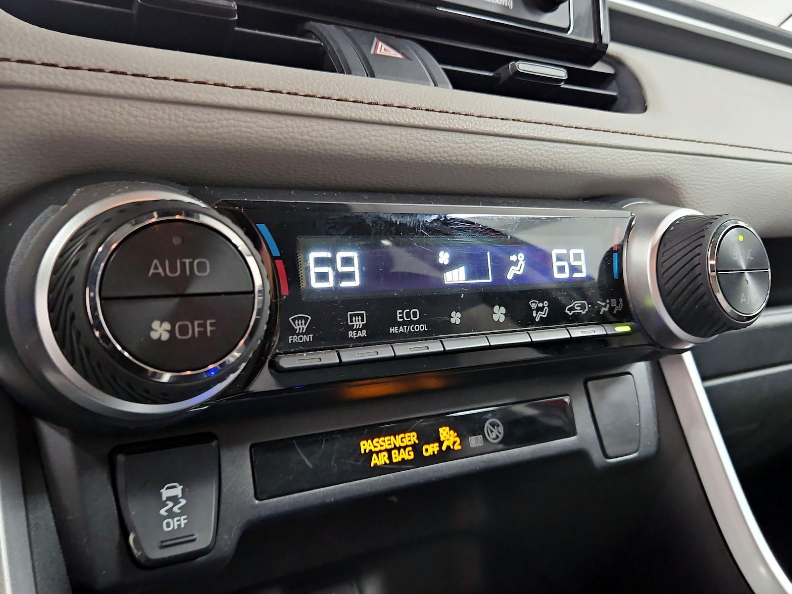 2020 Toyota RAV4 XLE - Photo 17