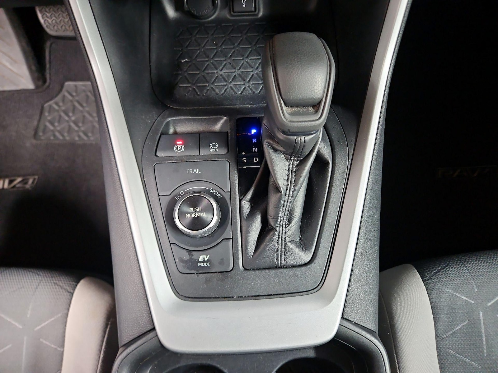 2020 Toyota RAV4 XLE - Photo 18