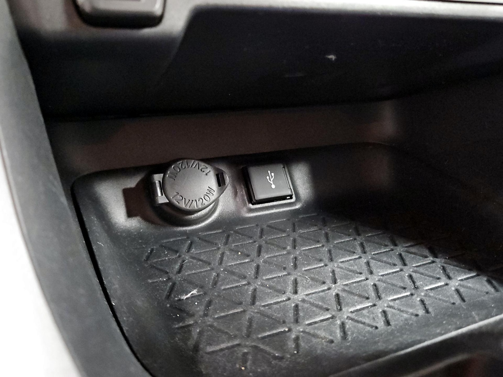 2020 Toyota RAV4 XLE - Photo 19