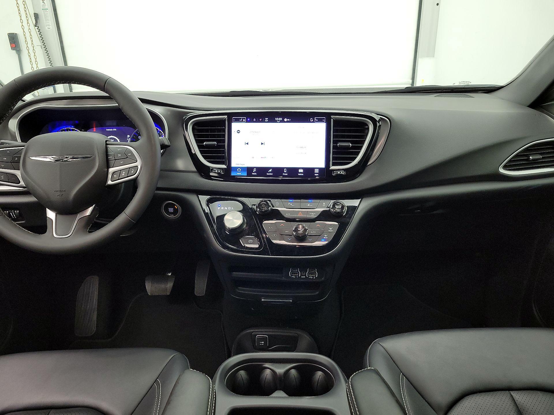 Thumbnail: 2025 Chrysler Pacifica - 9