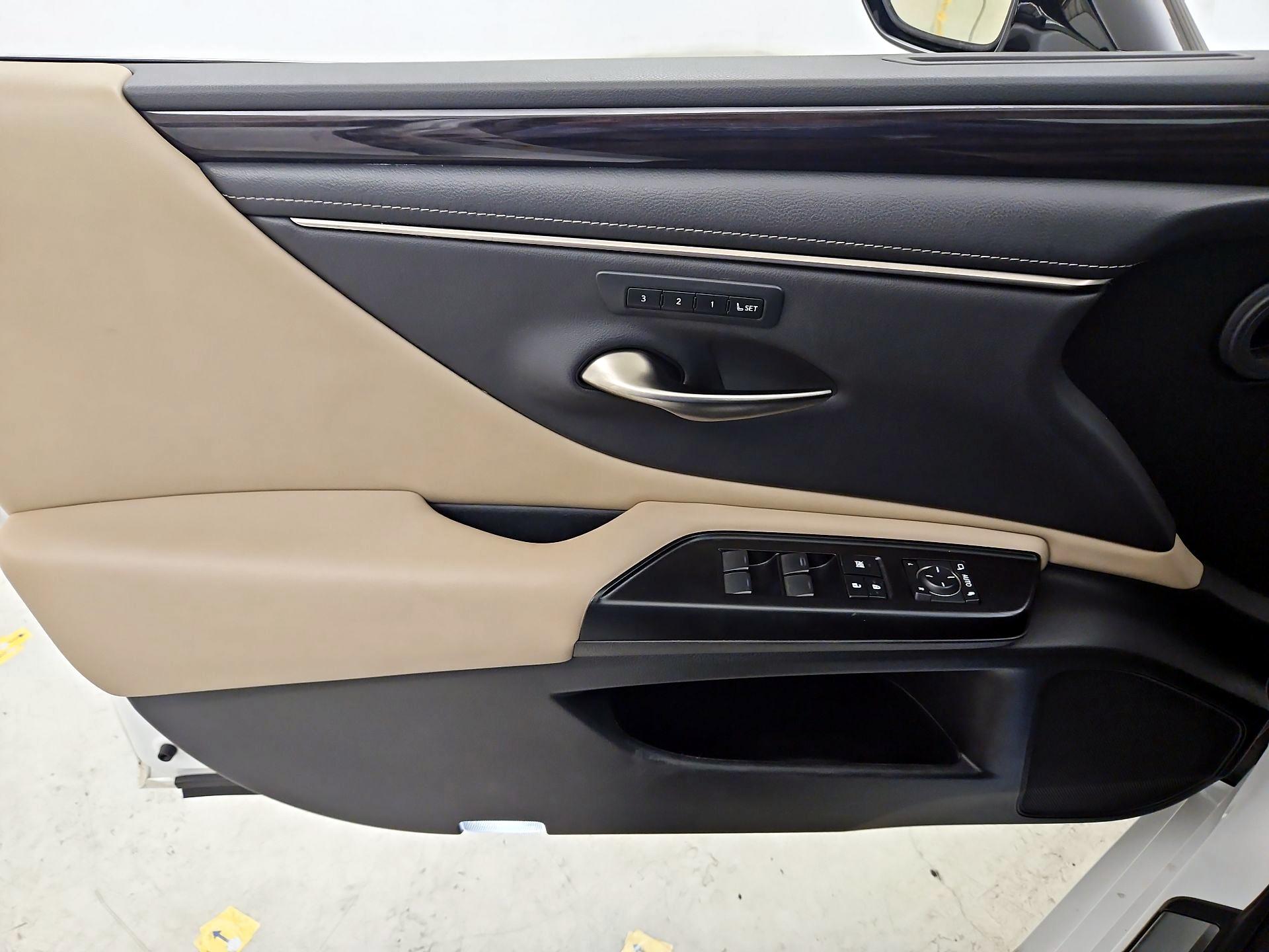 Thumbnail: 2020 Lexus ES - 12