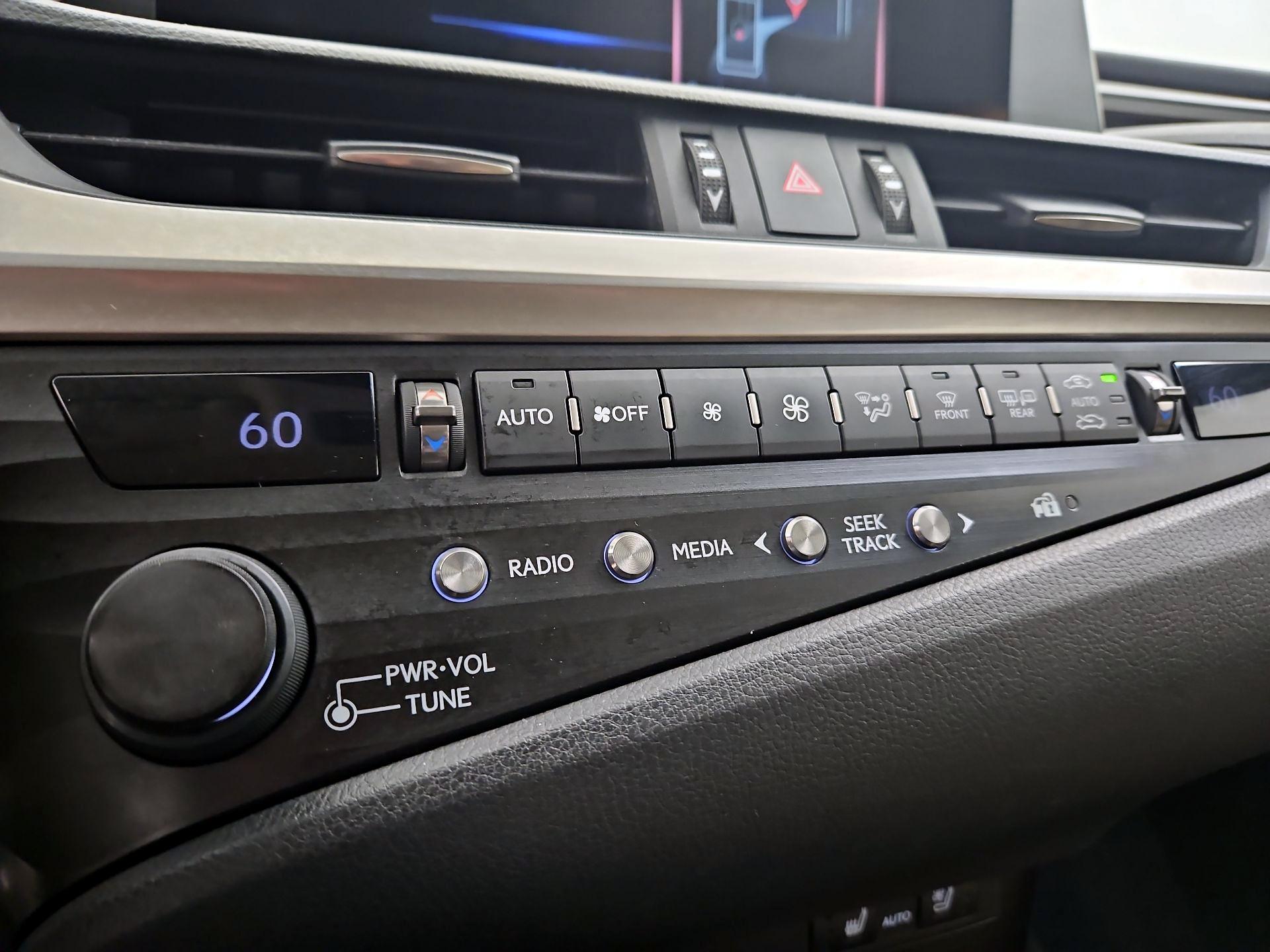 Thumbnail: 2020 Lexus ES - 16