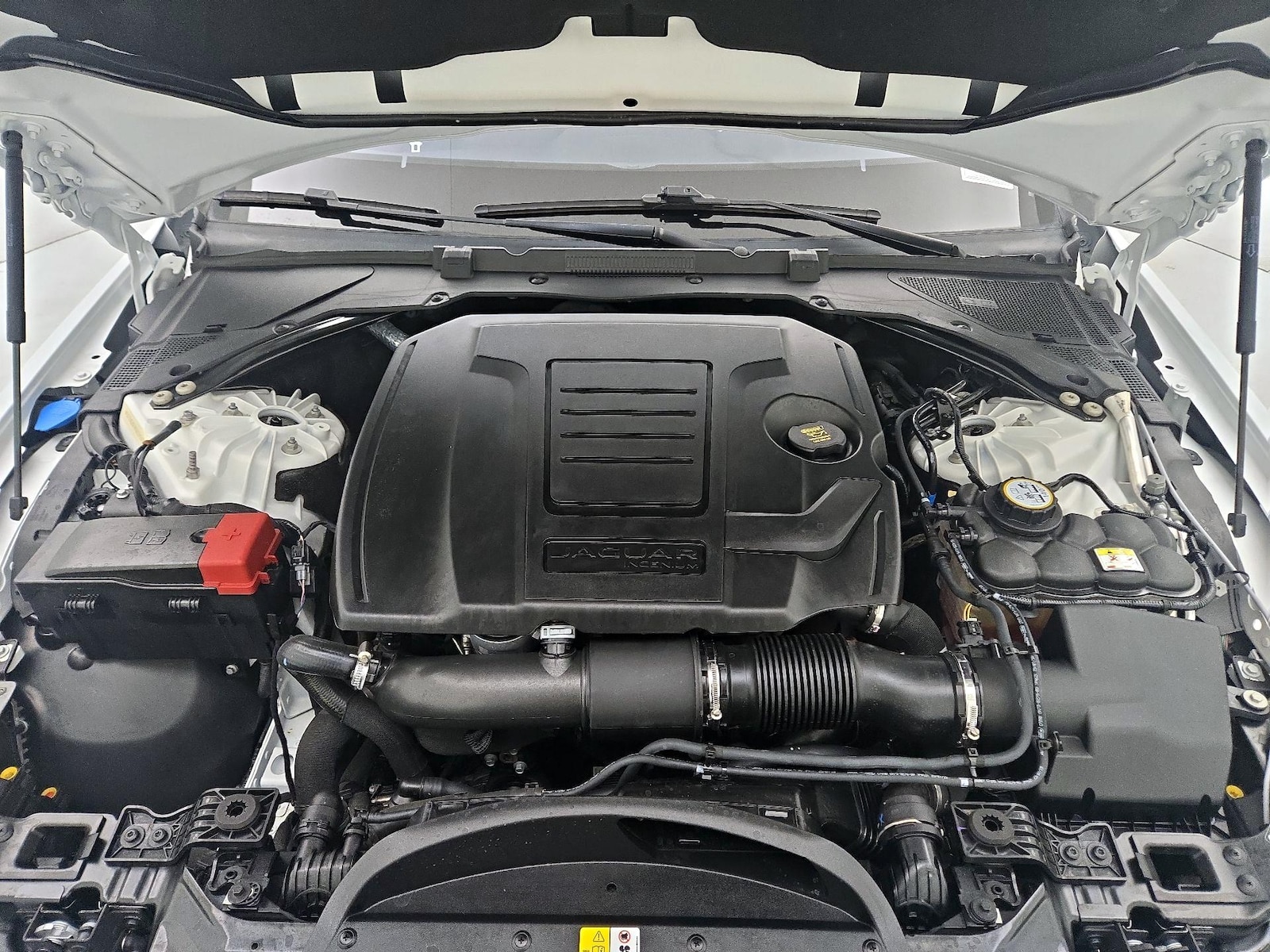 2020 Jaguar XE S - Photo 22