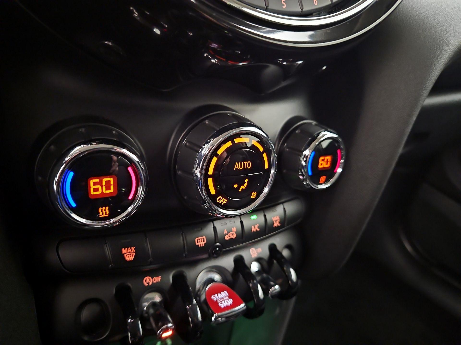 Thumbnail: 2015 MINI Cooper Hardtop - 15