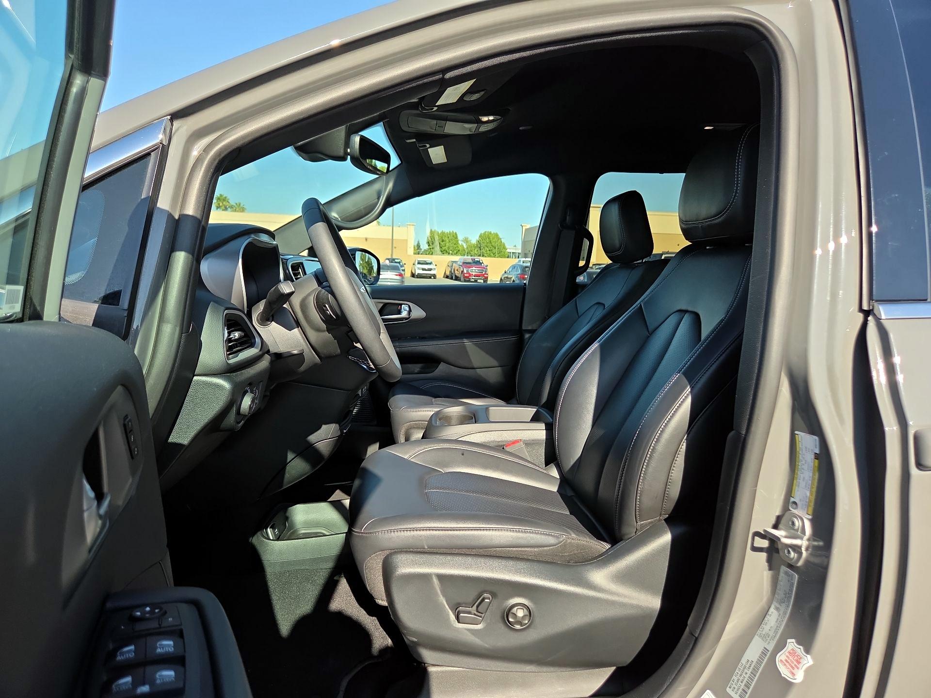Thumbnail: 2025 Chrysler Pacifica - 9