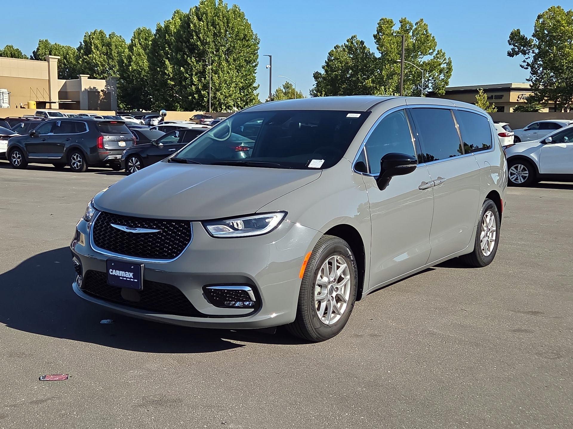 Thumbnail: 2025 Chrysler Pacifica - 3