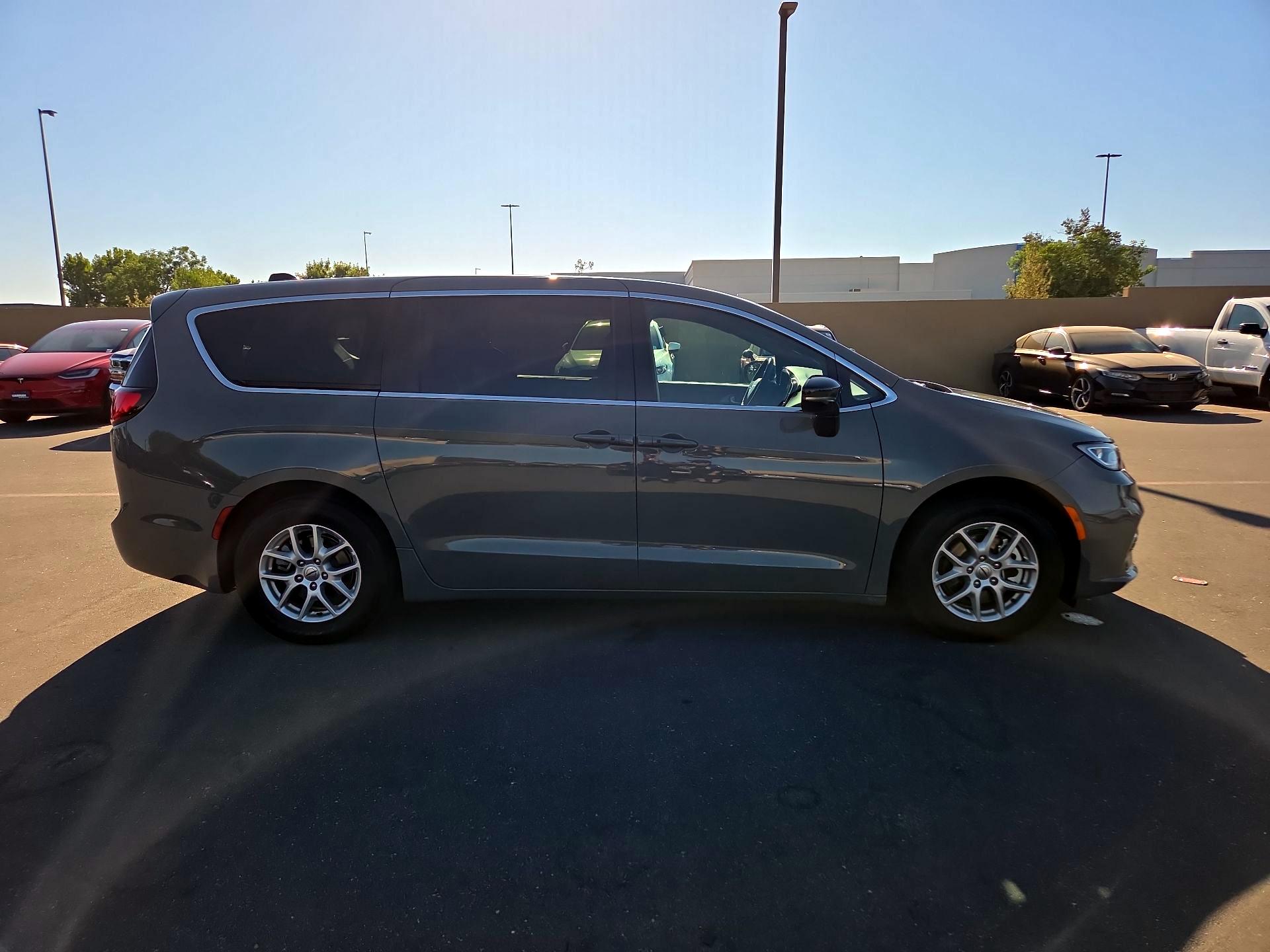 Thumbnail: 2025 Chrysler Pacifica - 4
