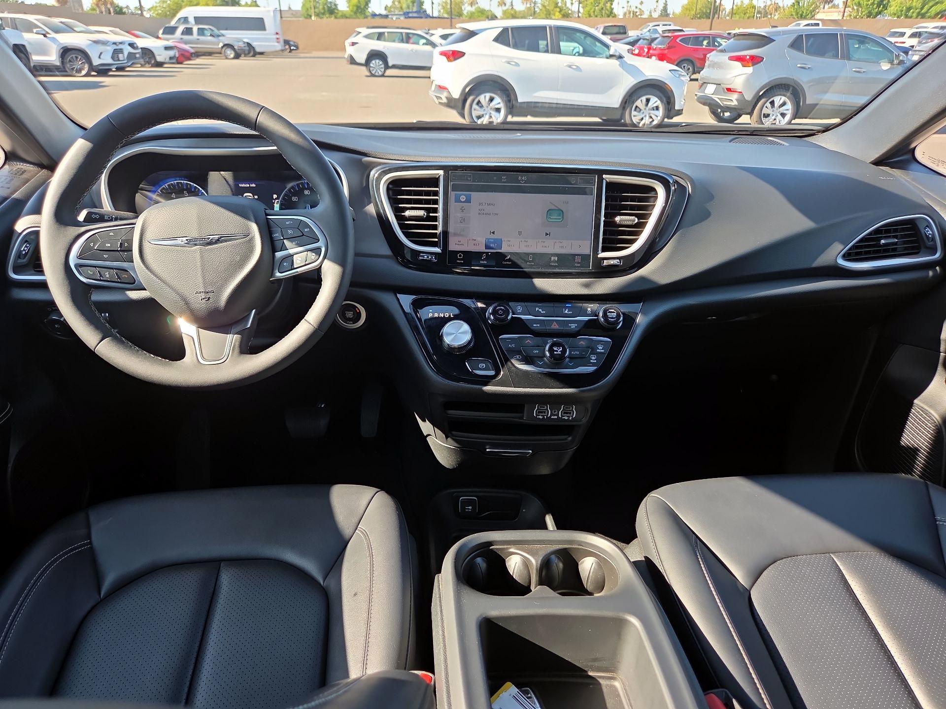 Thumbnail: 2025 Chrysler Pacifica - 8