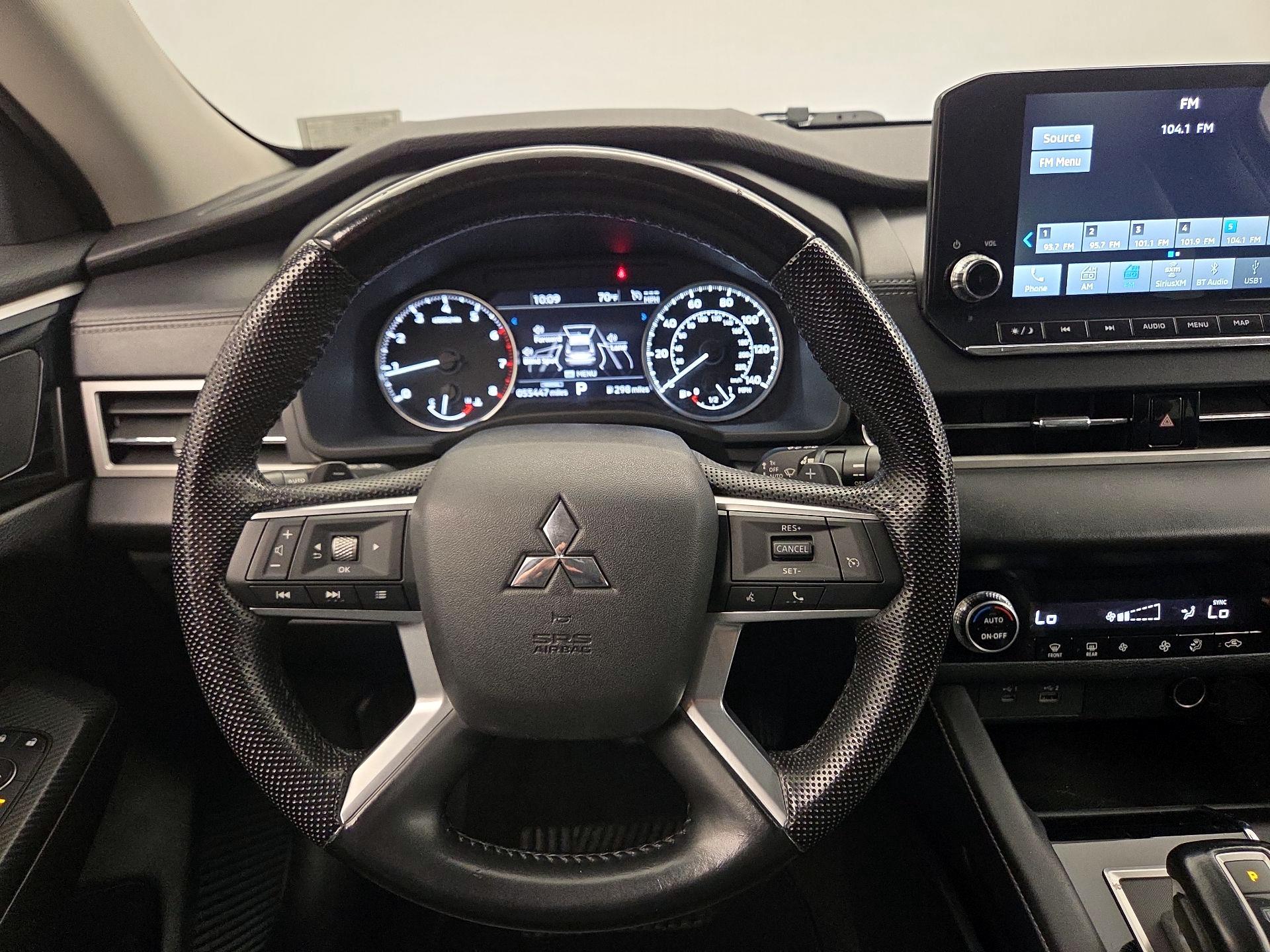 Thumbnail: 2023 Mitsubishi Outlander - 10