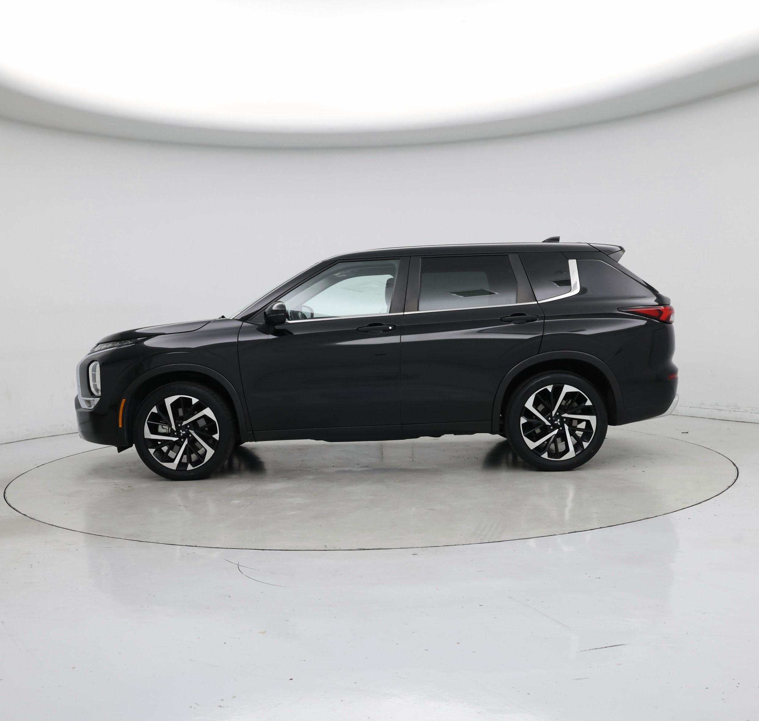 Thumbnail: 2023 Mitsubishi Outlander - 3