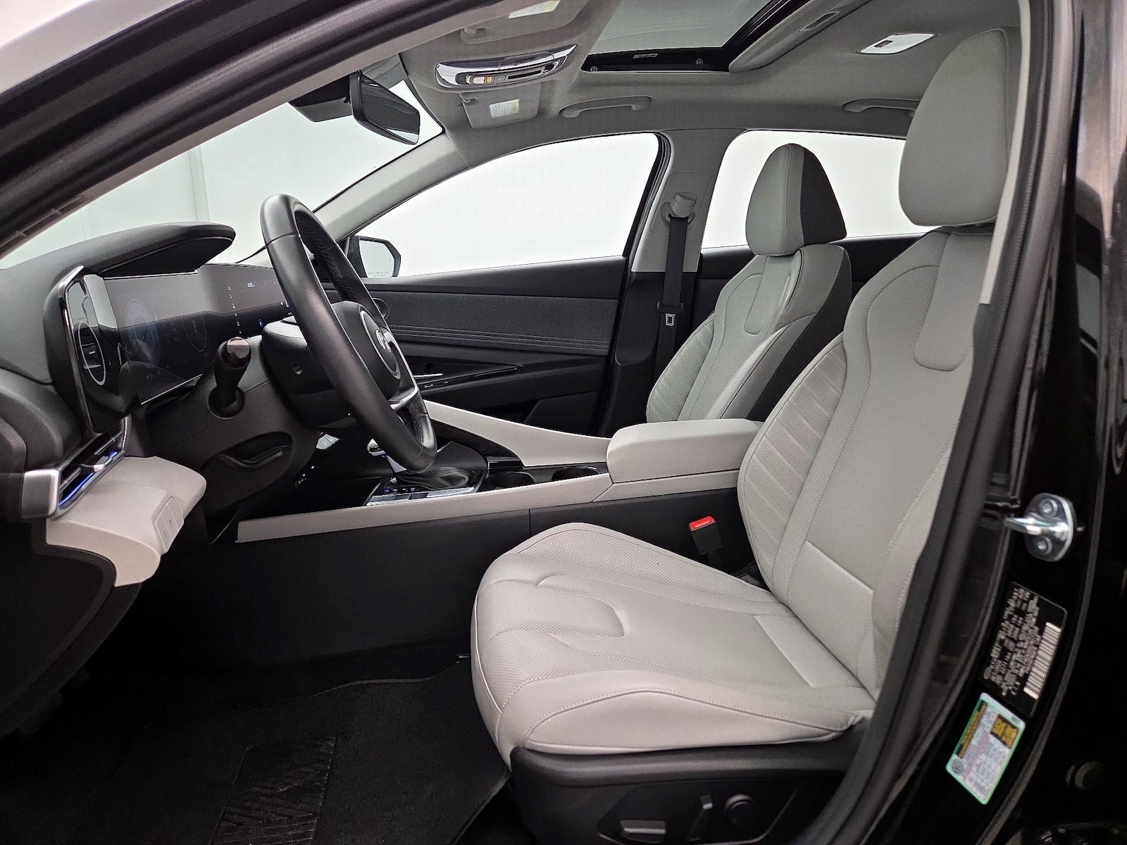 2025 Hyundai Elantra Limited - Photo 12