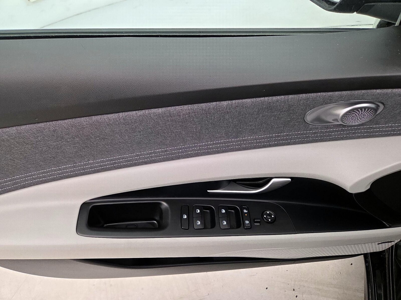 2025 Hyundai Elantra Limited - Photo 13