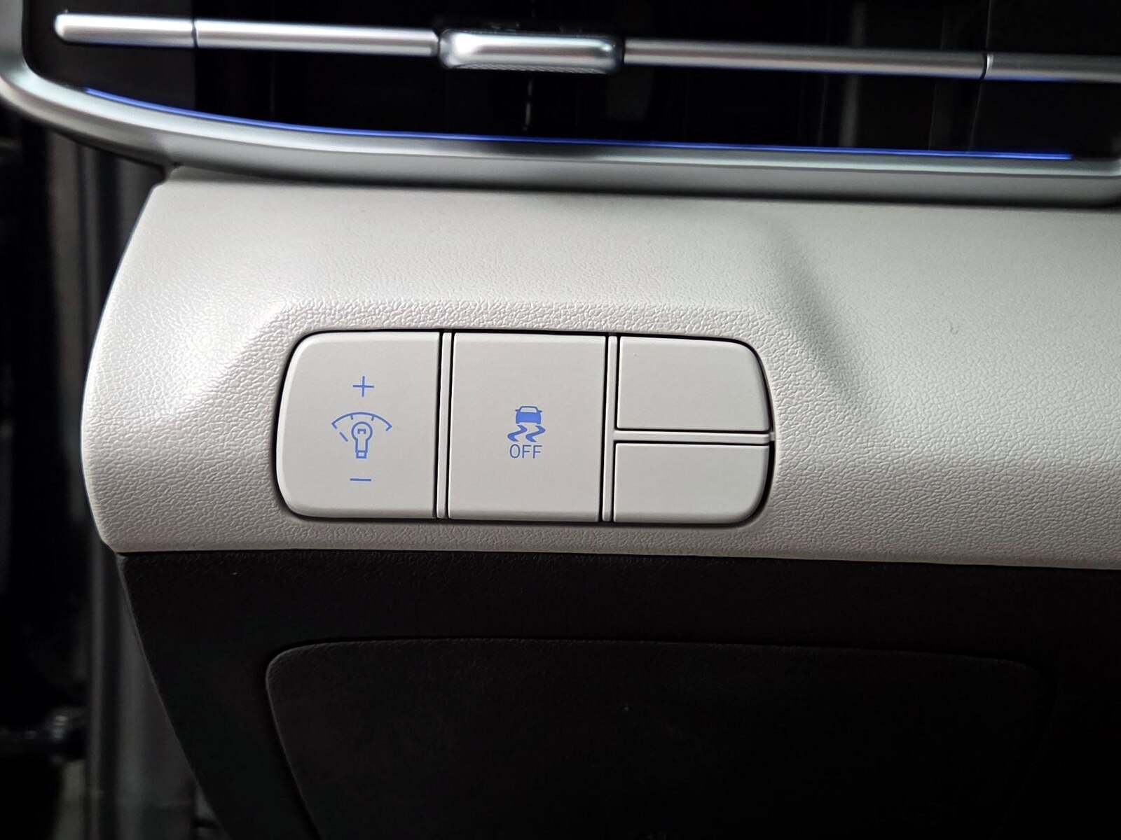2025 Hyundai Elantra Limited - Photo 14