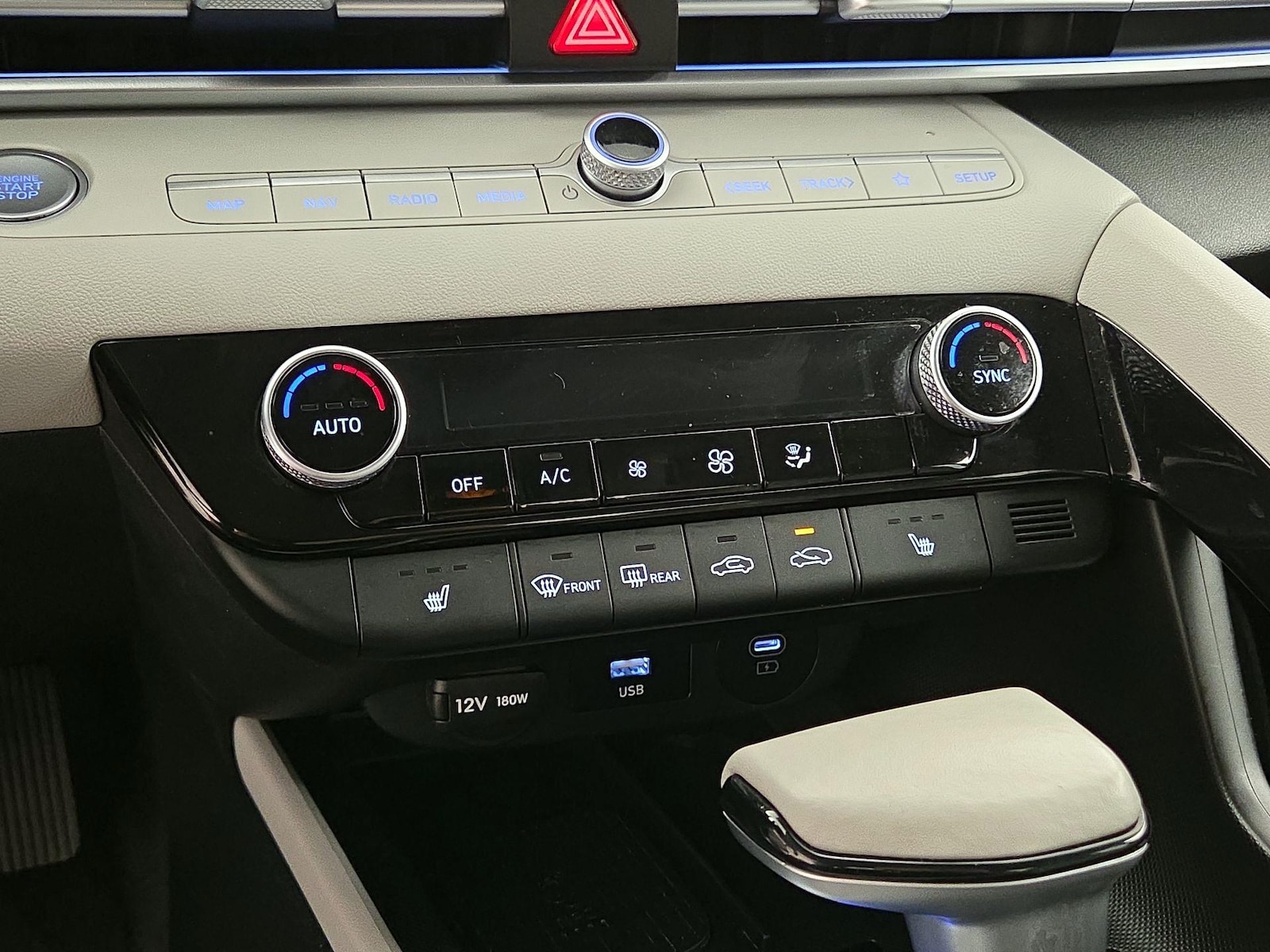 2025 Hyundai Elantra Limited - Photo 18